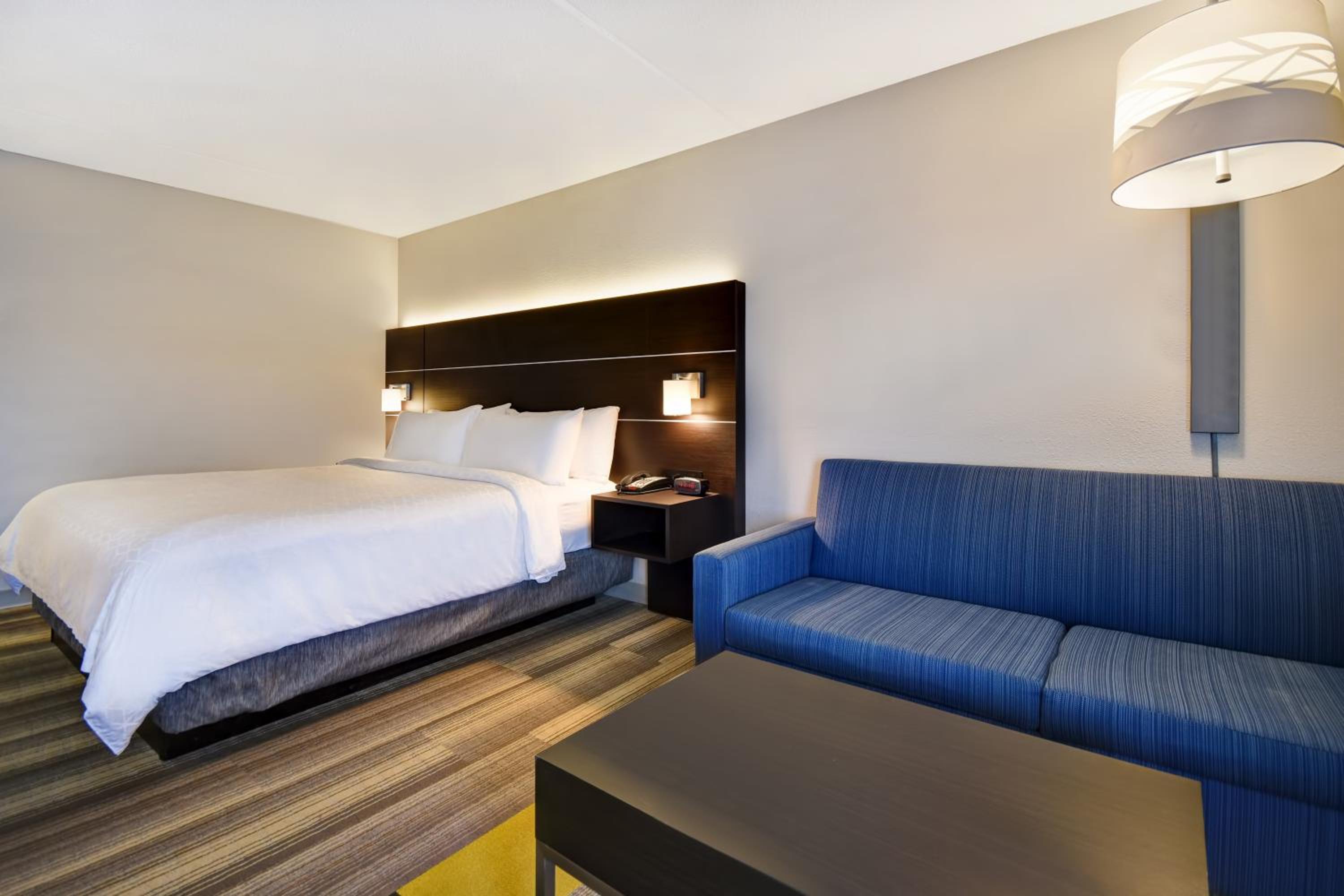 Standard King Room with Sofa Bed - Photo 4