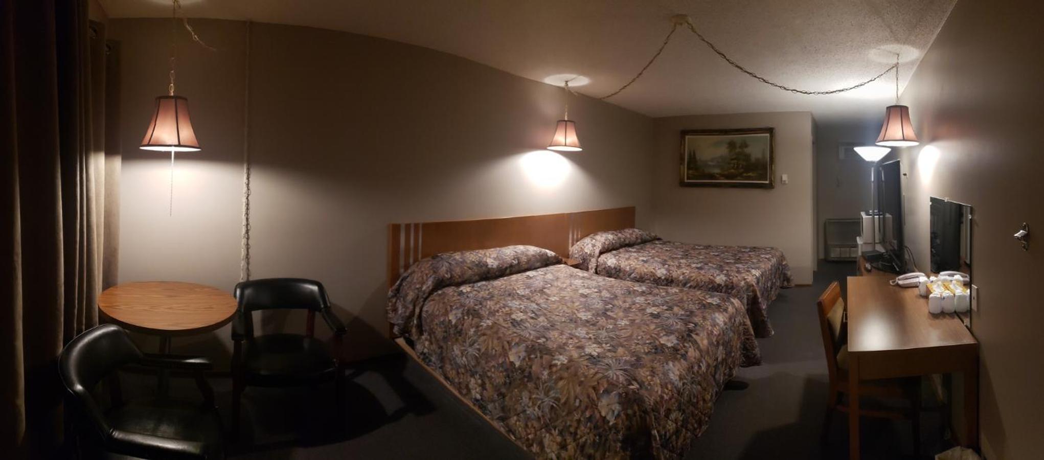 Queen Room with Two Queen Beds photo 3