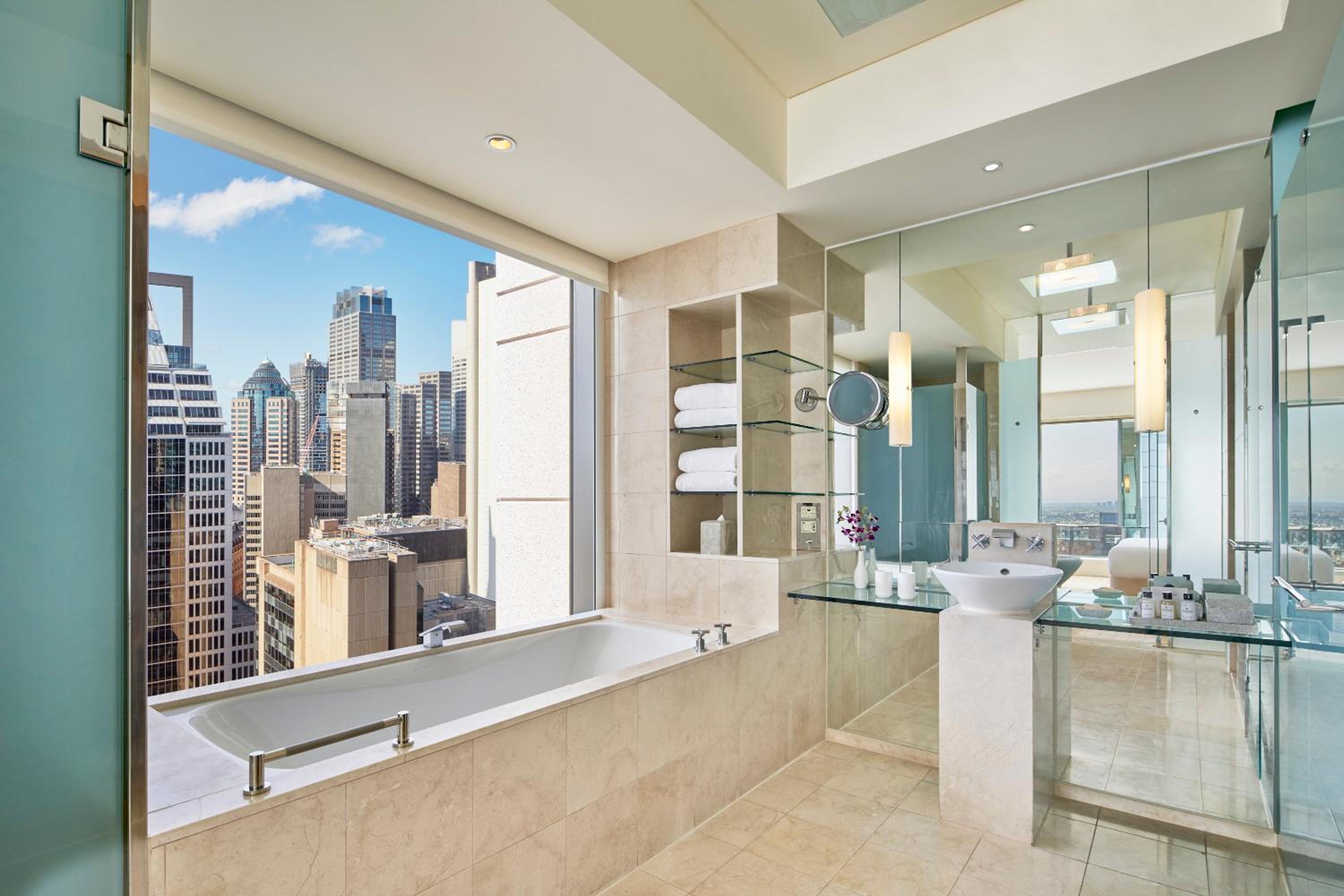 Deluxe King Suite - Club Access
