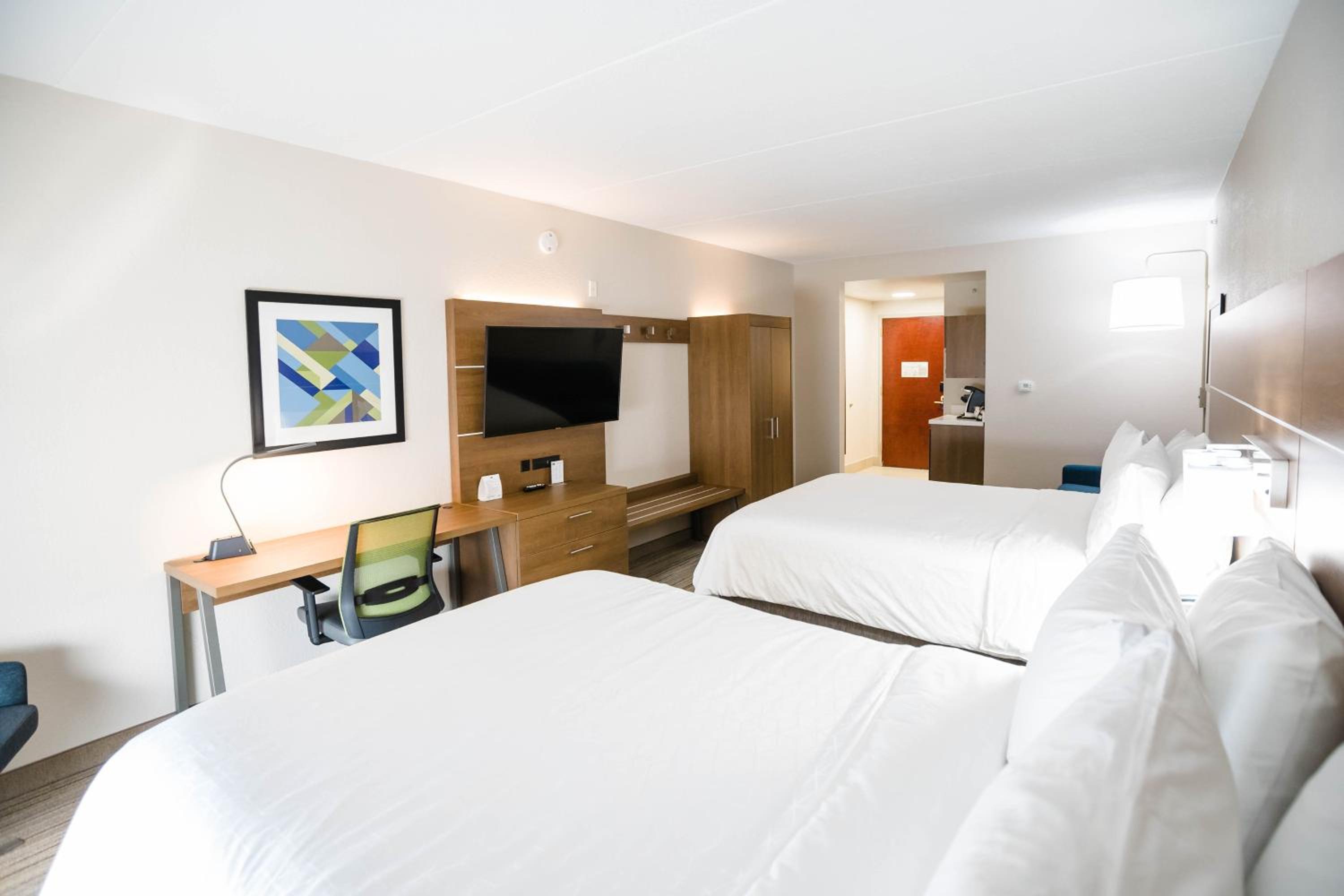 One-Bedroom Suite with Two Queen and One Sofa Bed - Photo 7