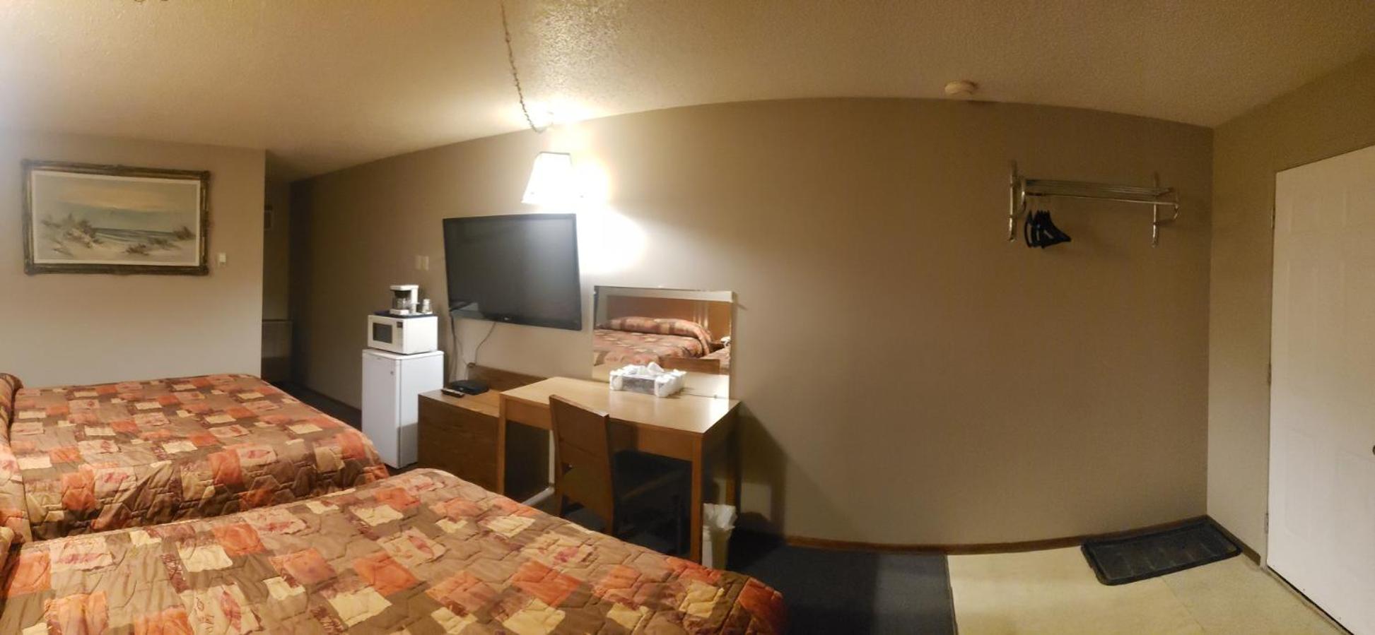 Queen Room with Two Queen Beds photo 1