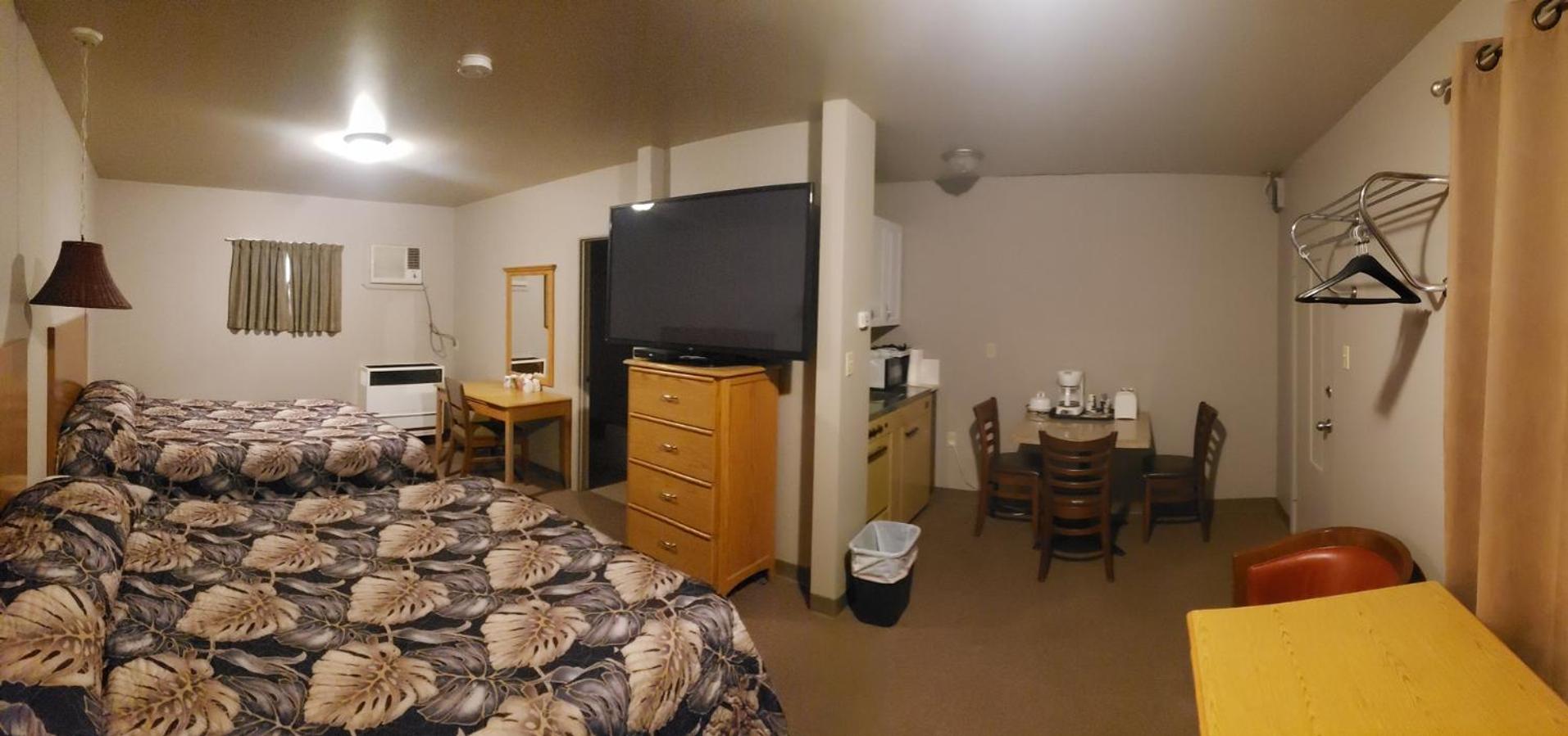 Deluxe Queen Room with Two Queen Beds photo 3