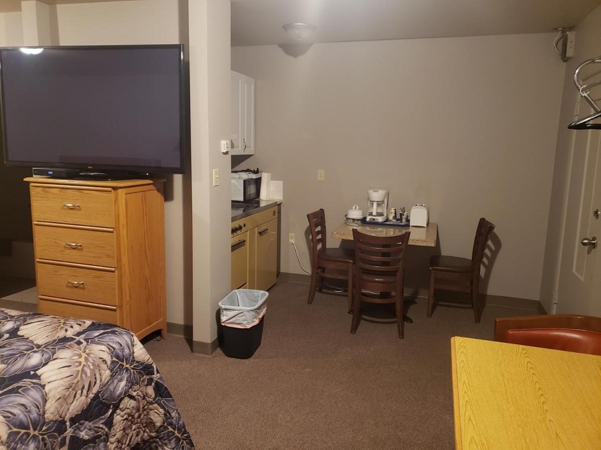 Deluxe Queen Room with Two Queen Beds photo 2