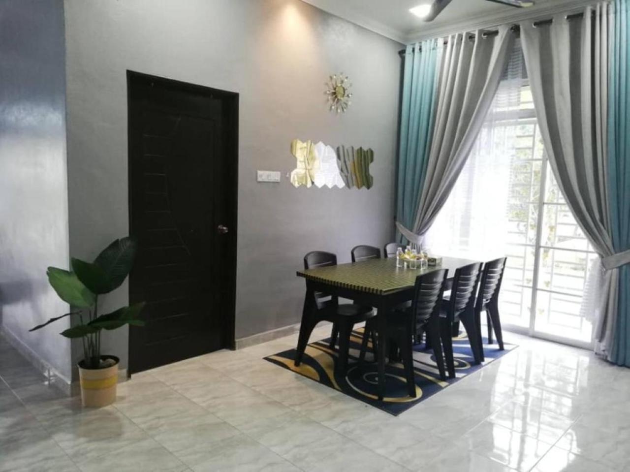 Three-Bedroom House photo 3