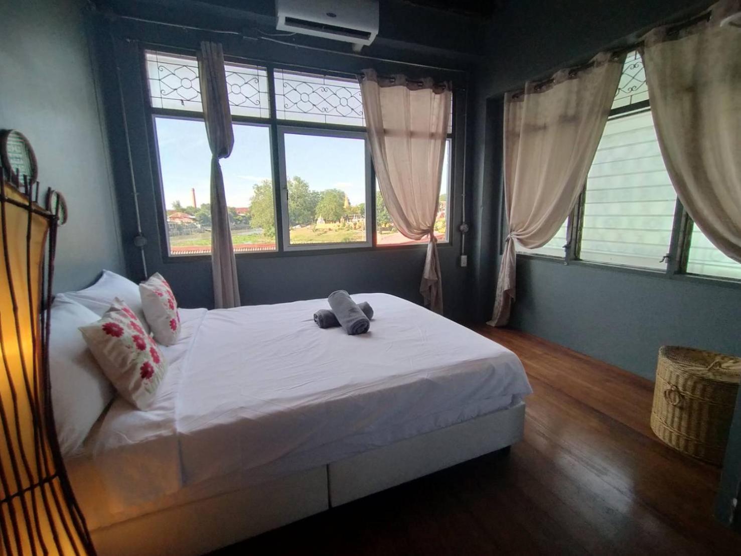 Deluxe Queen Room with Shared Bathroom photo 2