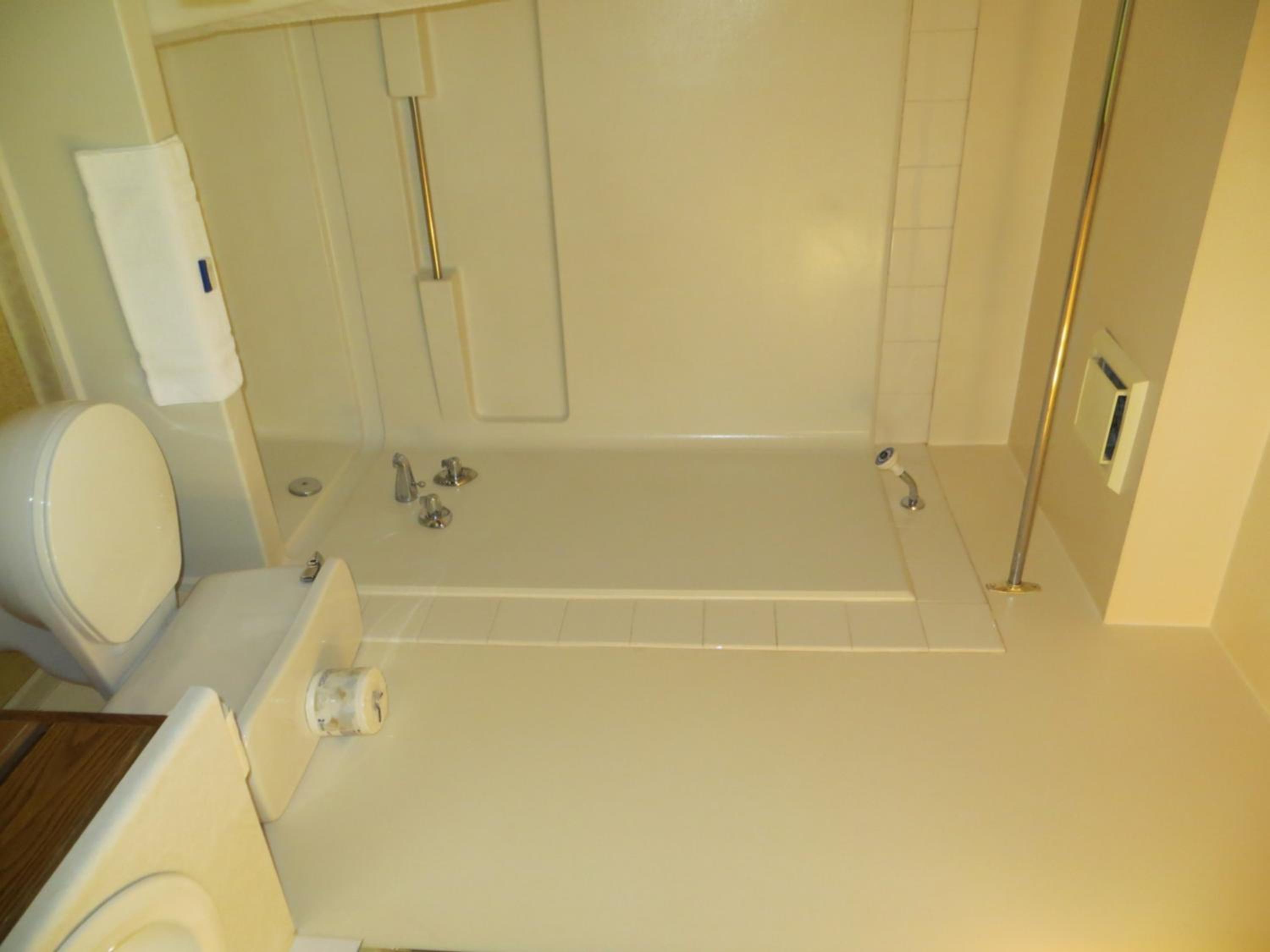 Queen Room photo 2