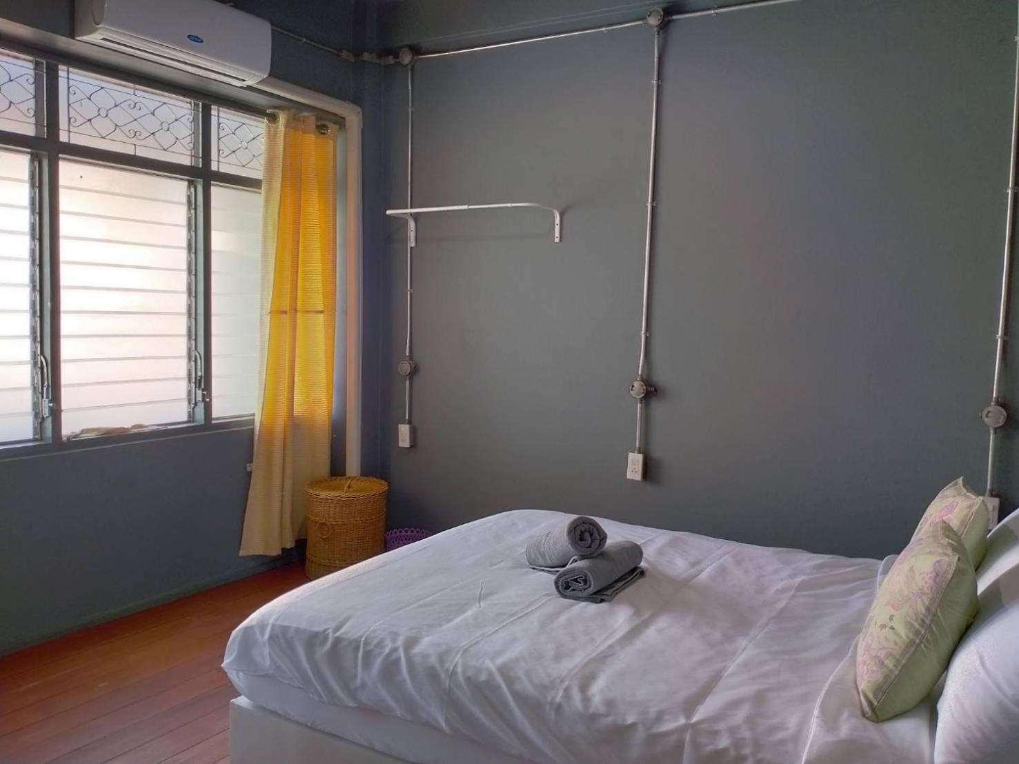 Queen Room with Shared Bathroom photo 3