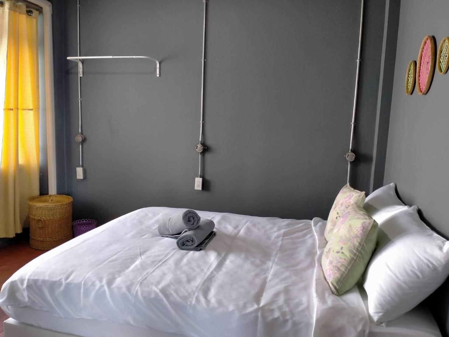 Queen Room with Shared Bathroom photo 2
