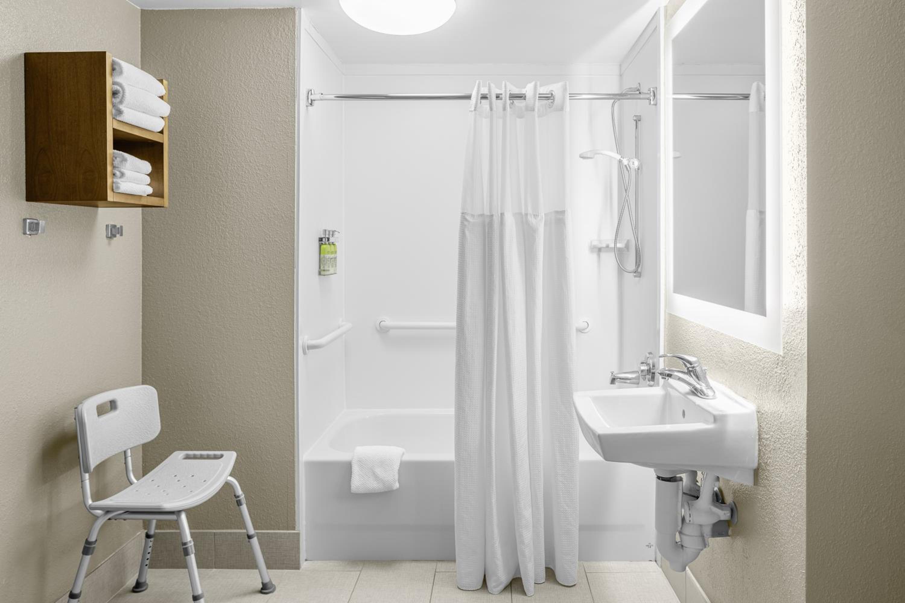 One-Bedroom Suite with King Bed Mobility Access Tub - Non-Smoking - Photo 5
