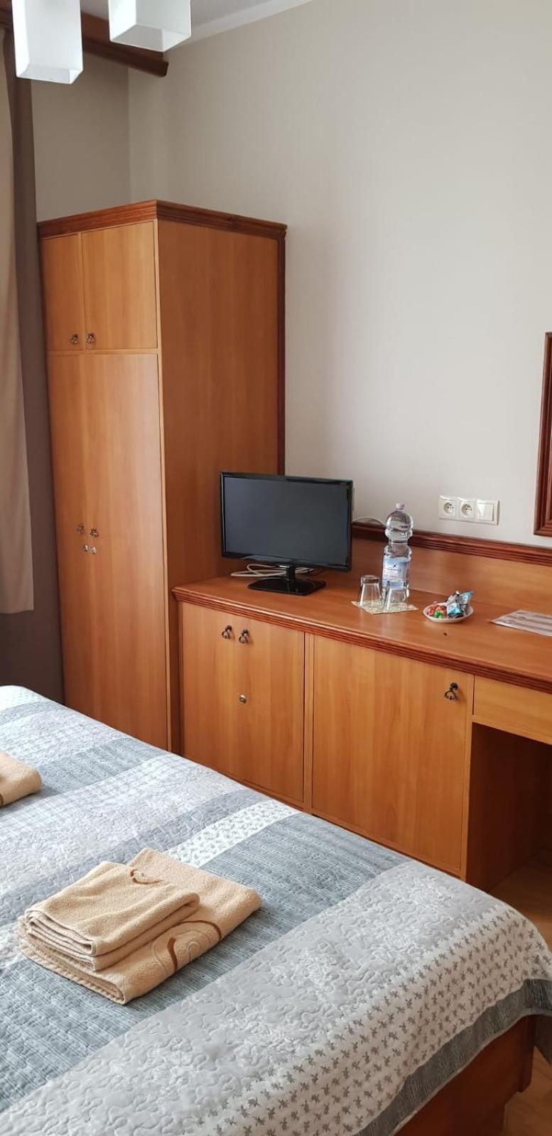 Single Room with Private Bathroom photo 2