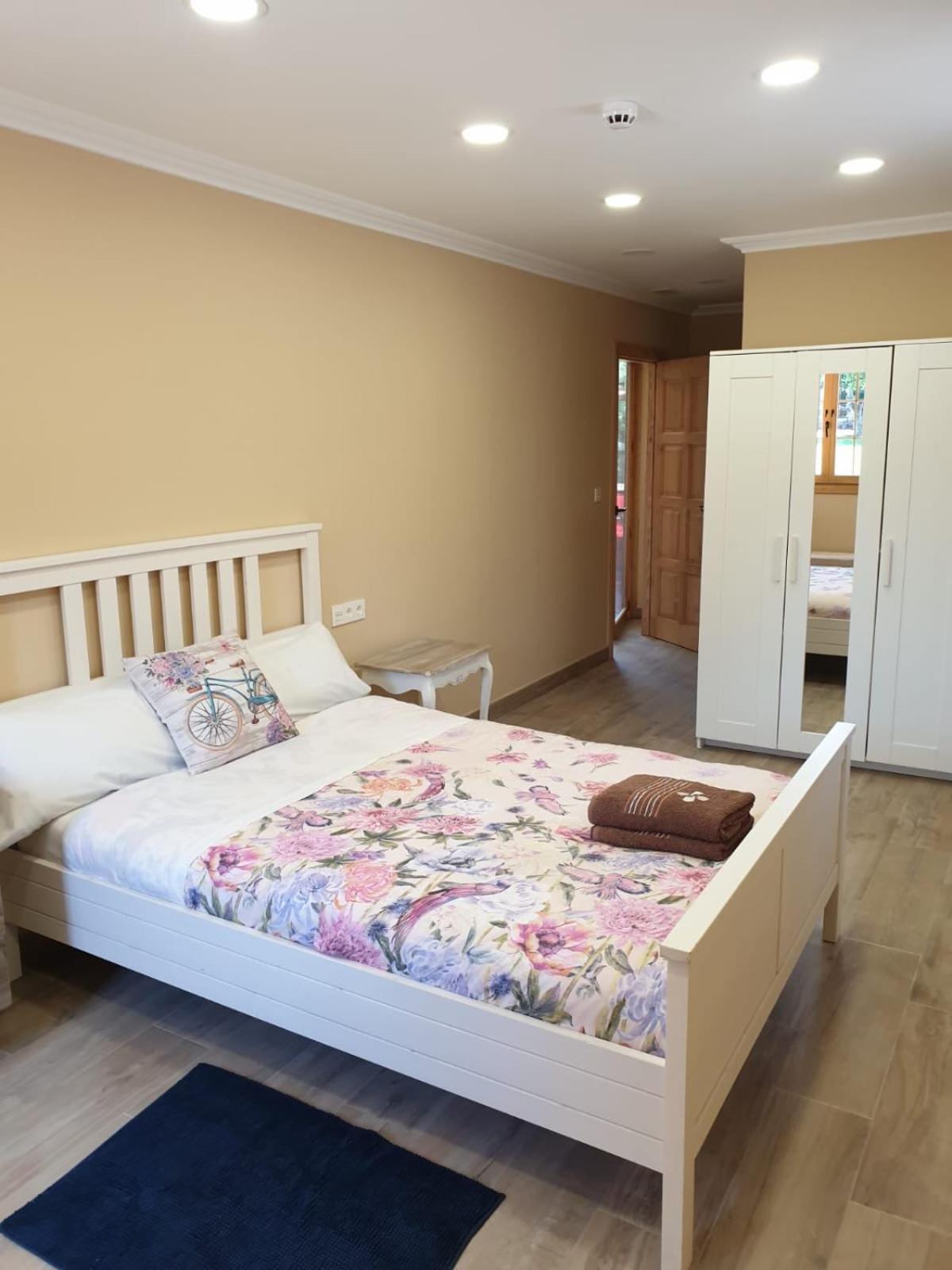 Deluxe Queen Room with Two Queen Beds - Photo 5