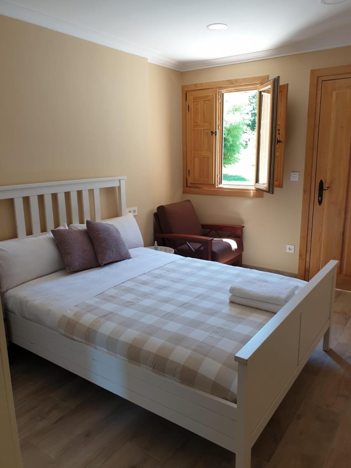 Deluxe Double Room - Photo 13