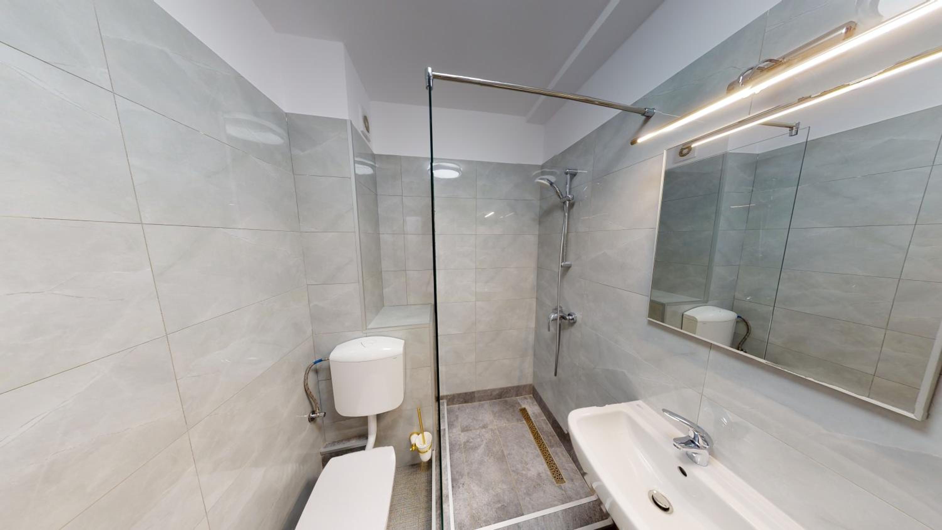 King Junior Suite with Balcony - Photo 9