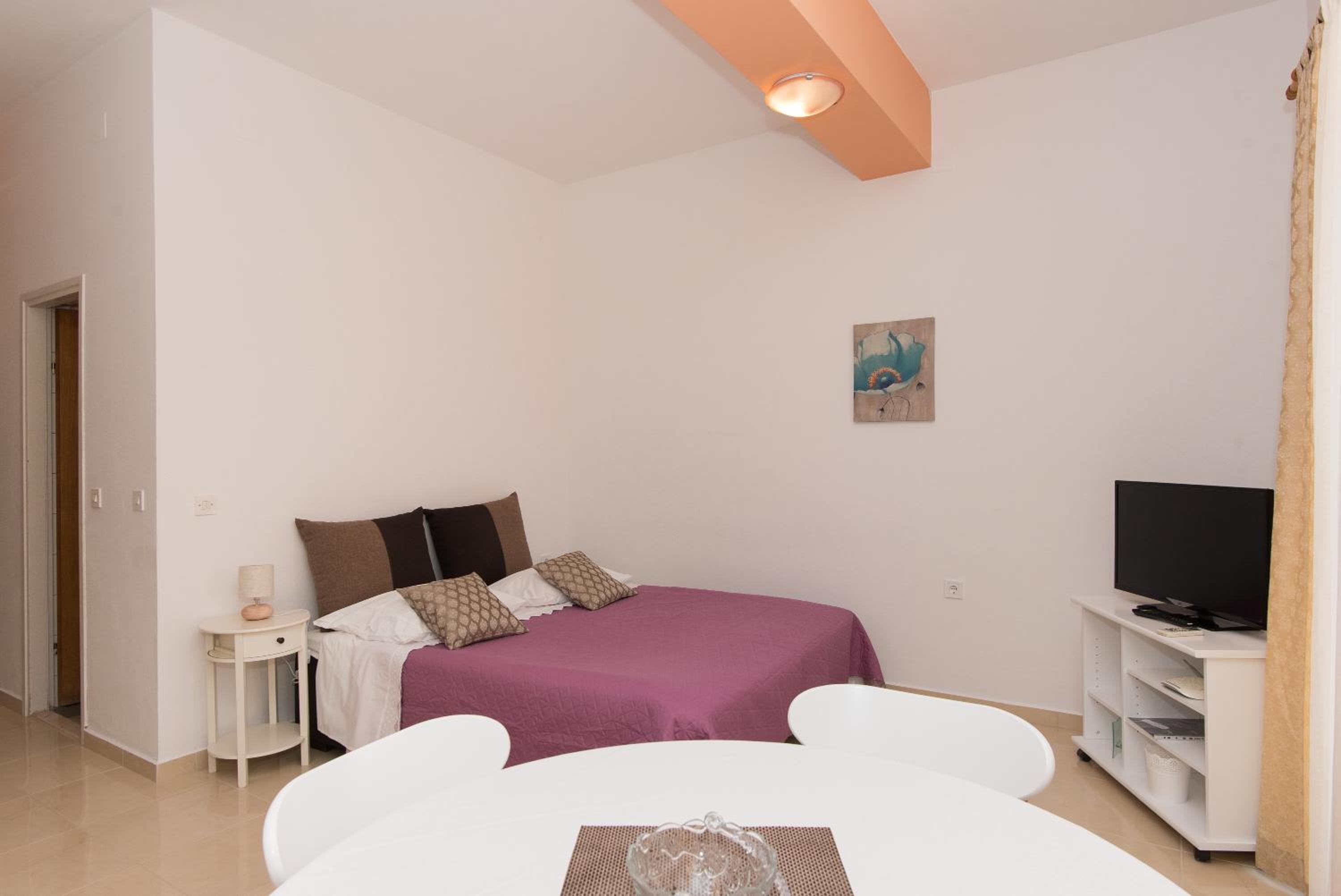 One-Bedroom Apartment with Balcony photo 3