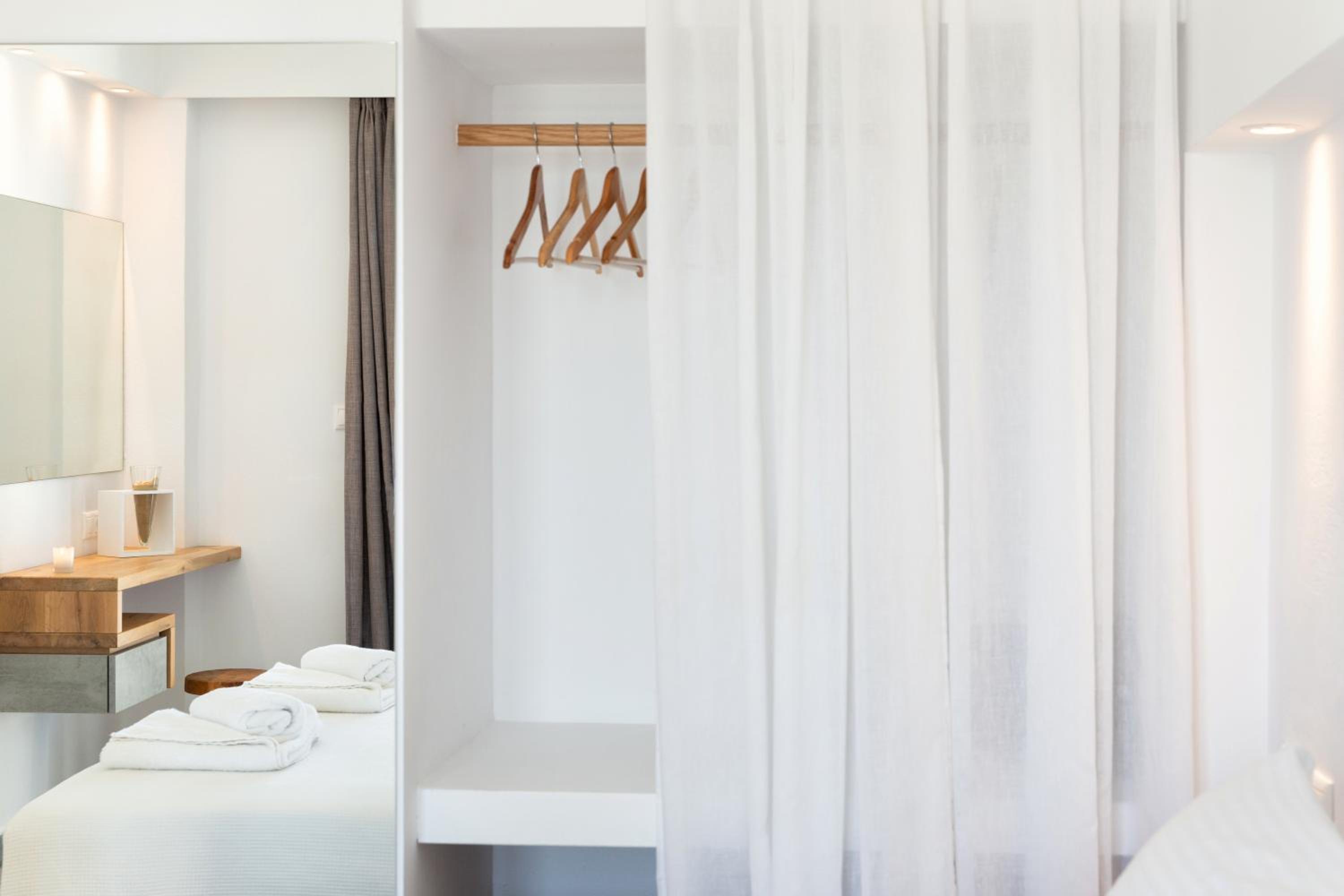 Standard Double or Twin Room with Garden View - Photo 8