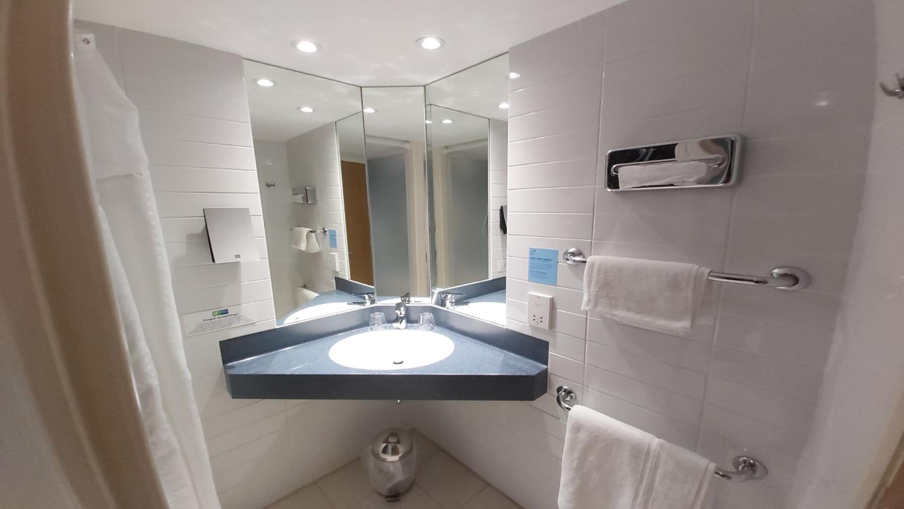 Standard Room with Free Hot Breakfast - Photo 3