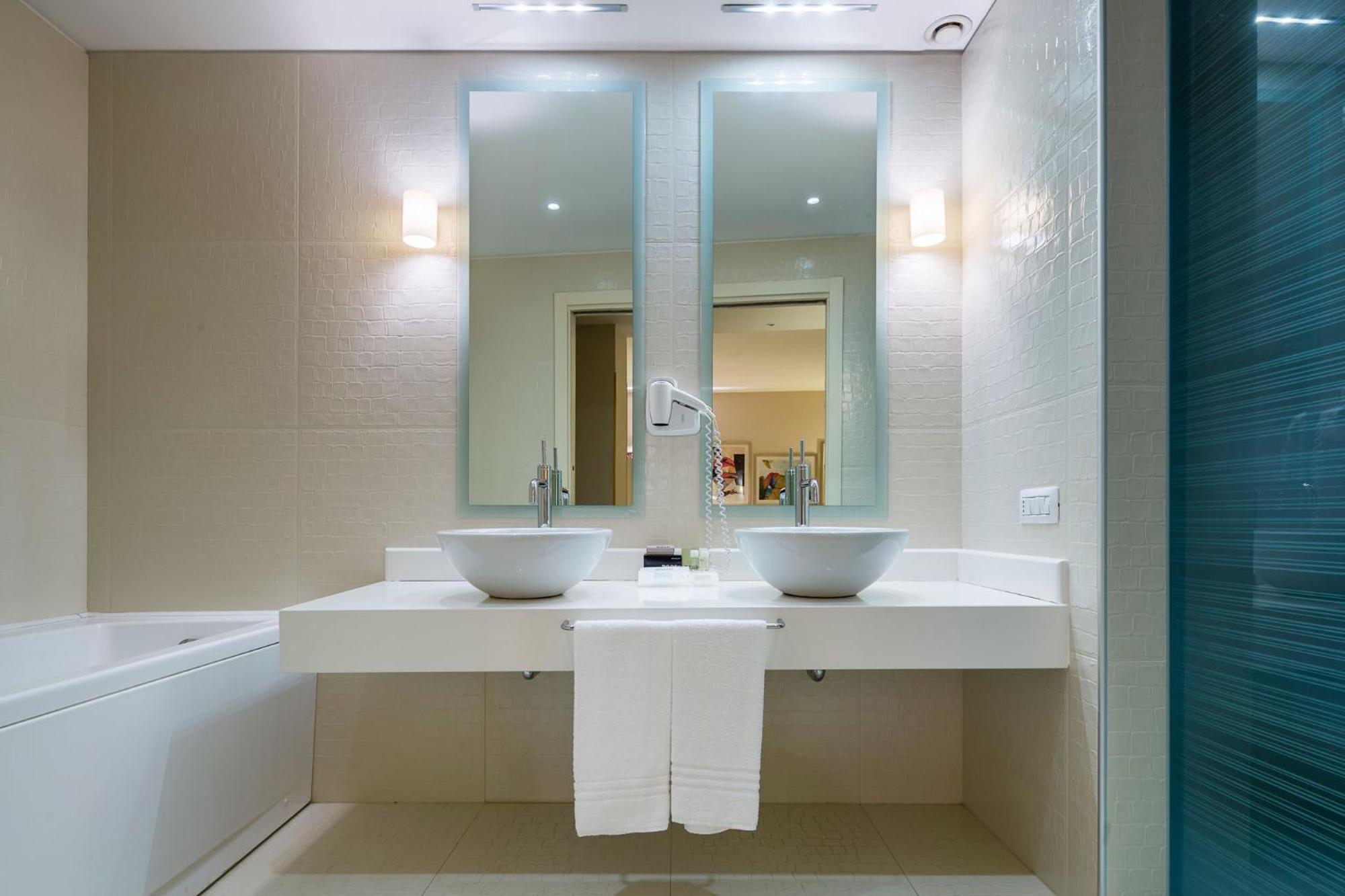 Superior King Suite - Photo 4