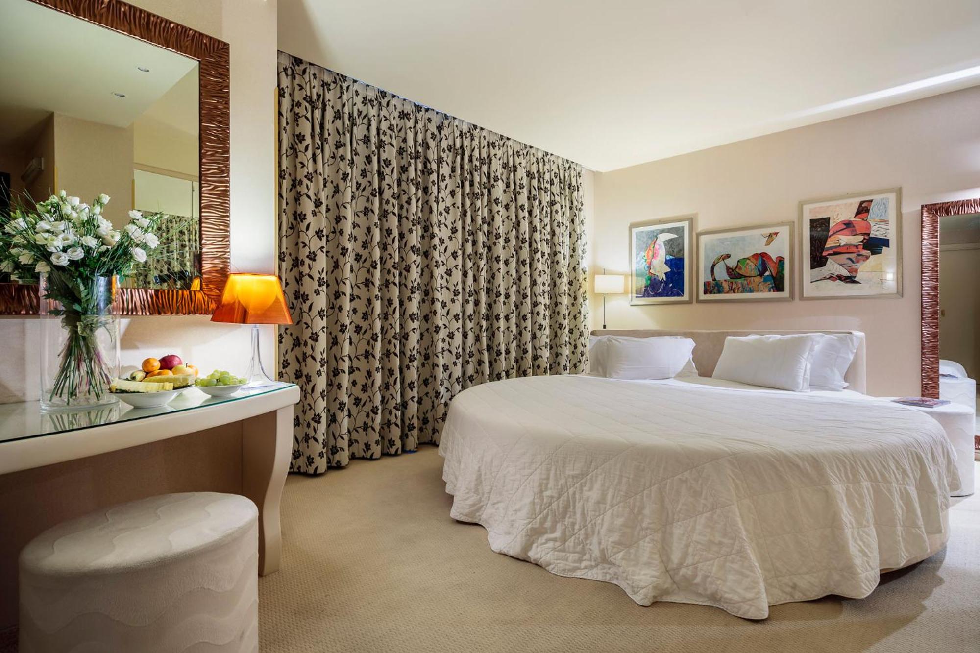 Superior King Suite - Photo 2