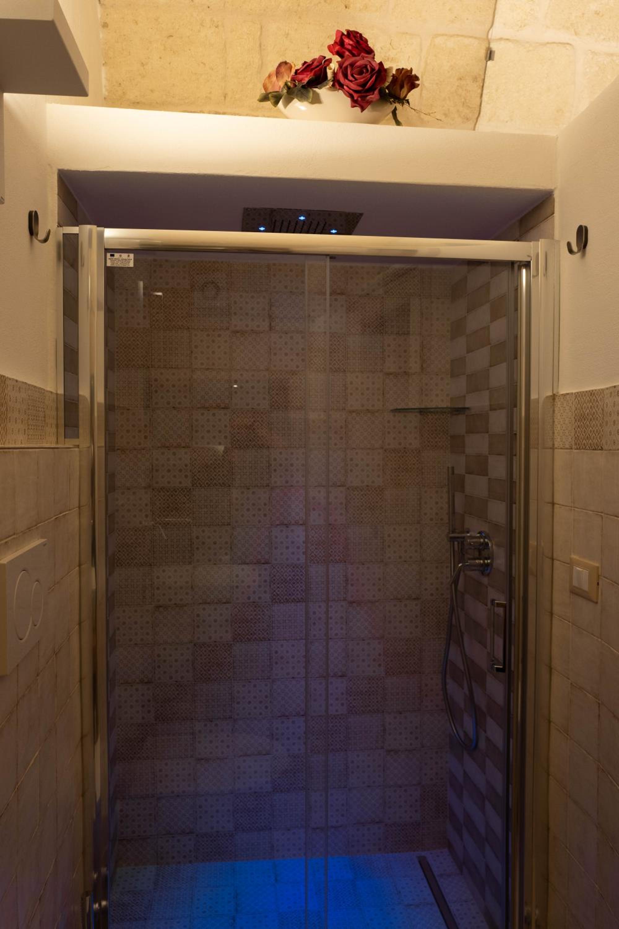 Double Room with Private Bathroom - Photo 8