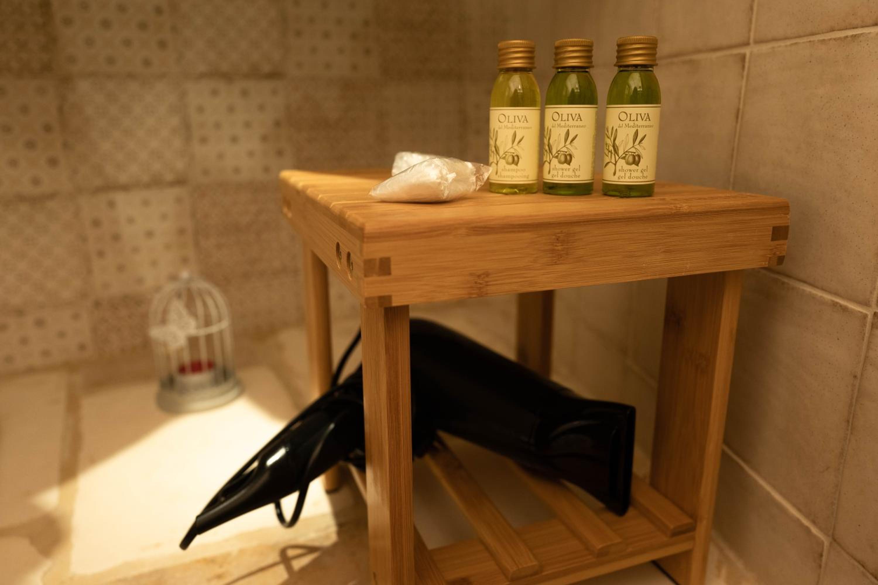 Double Room with Private Bathroom - Photo 9