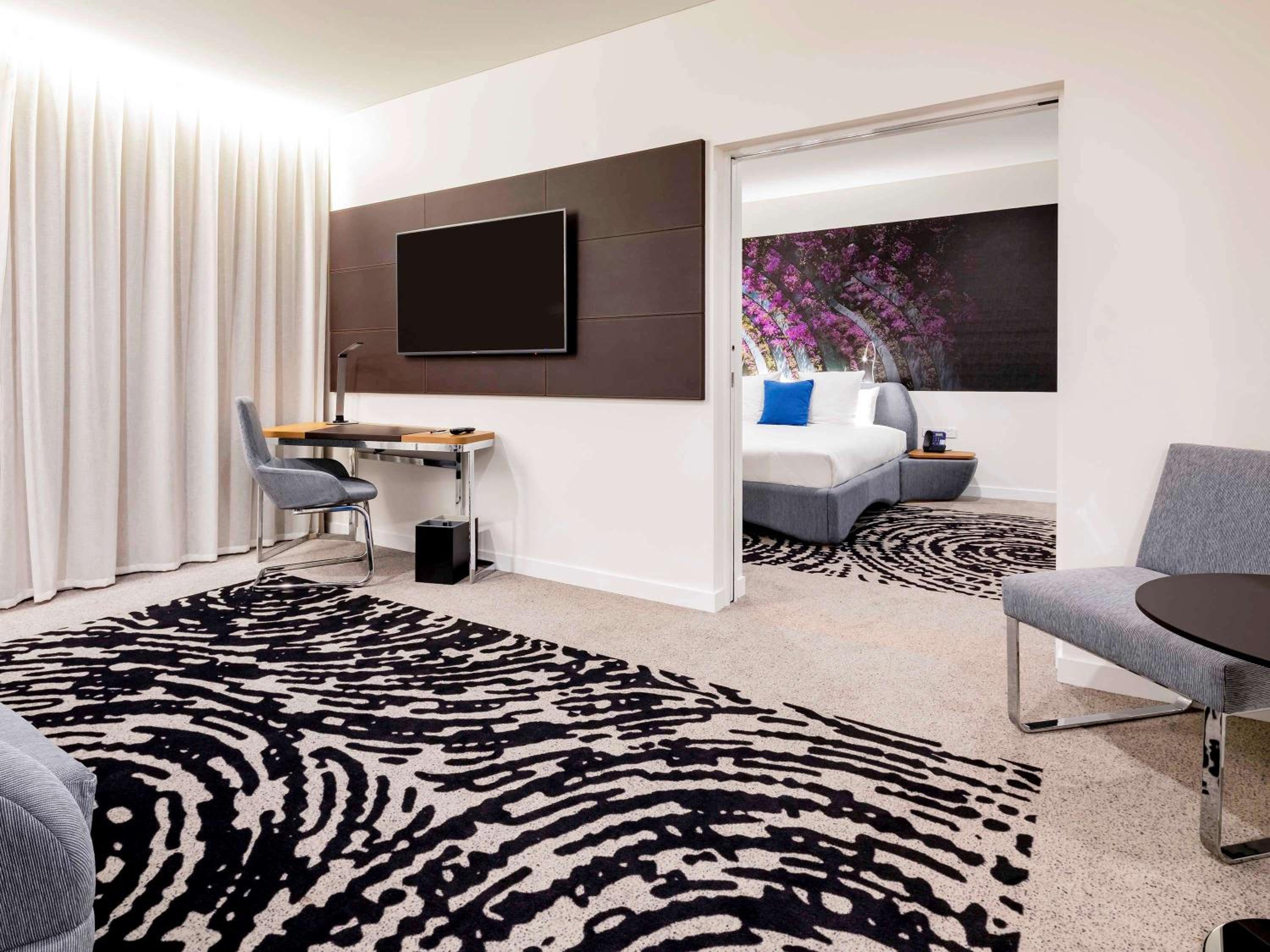 Executive 'N' Suite with One King Bed thumbnail 5