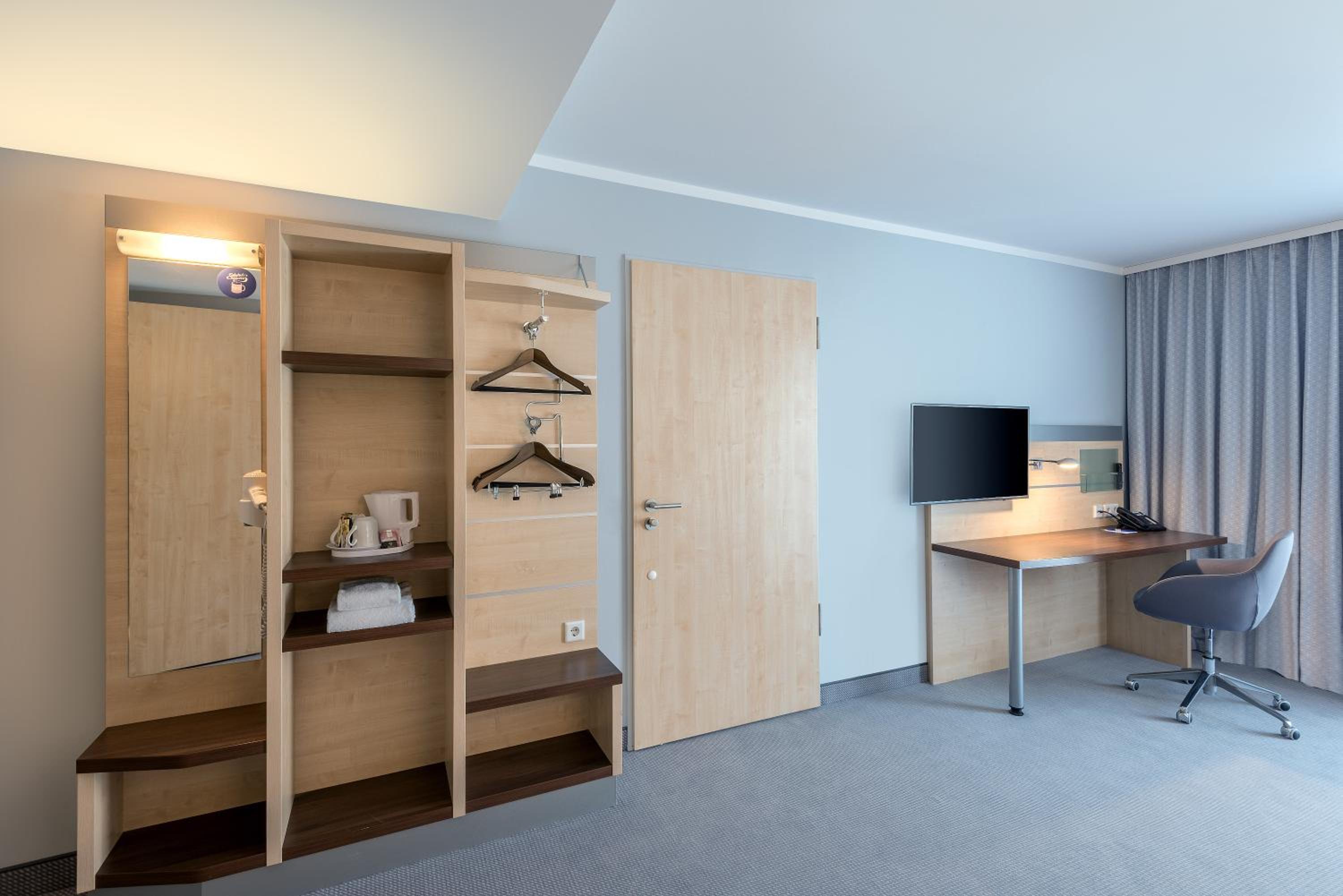 Standard Queen Room with Sofa Bed - Mobility Access - Photo 4