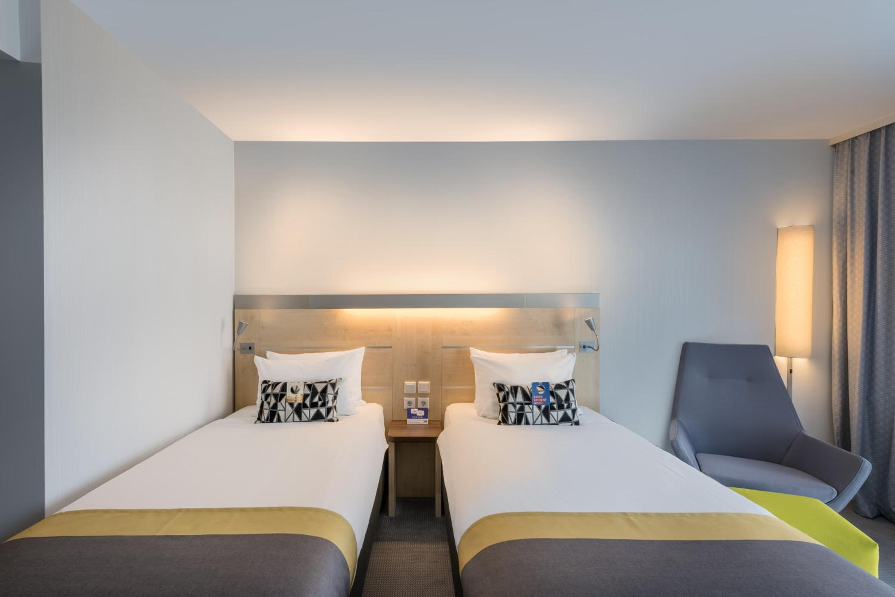 Standard Room with Two Single Beds - Photo 1