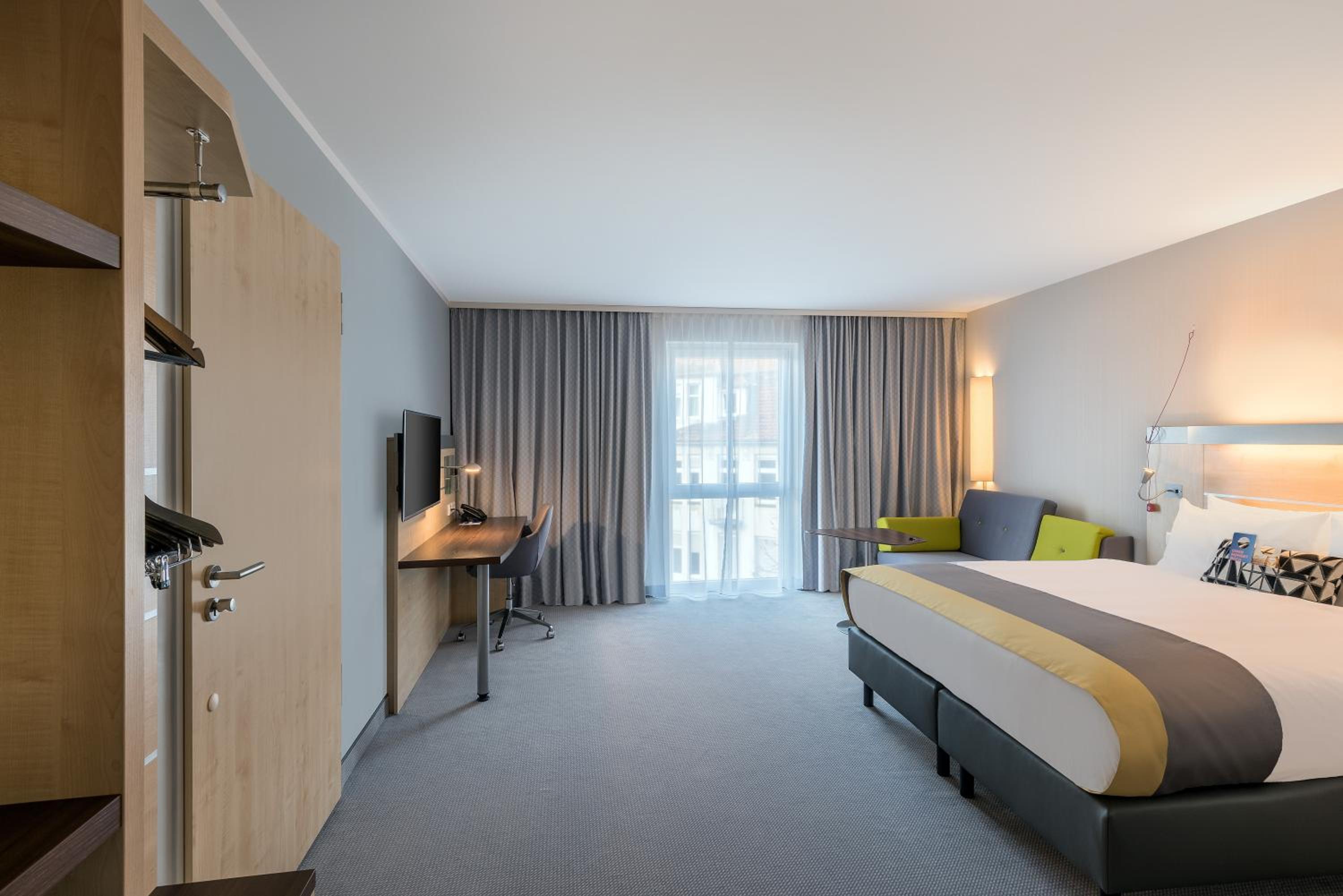 Standard Queen Room with Sofa Bed - Mobility Access - Photo 1