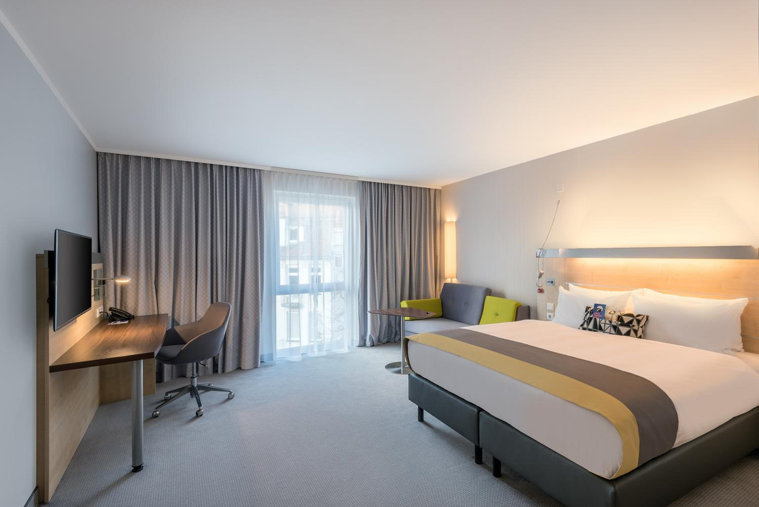 Standard Queen Room with Single Sofa Bed - Photo 4