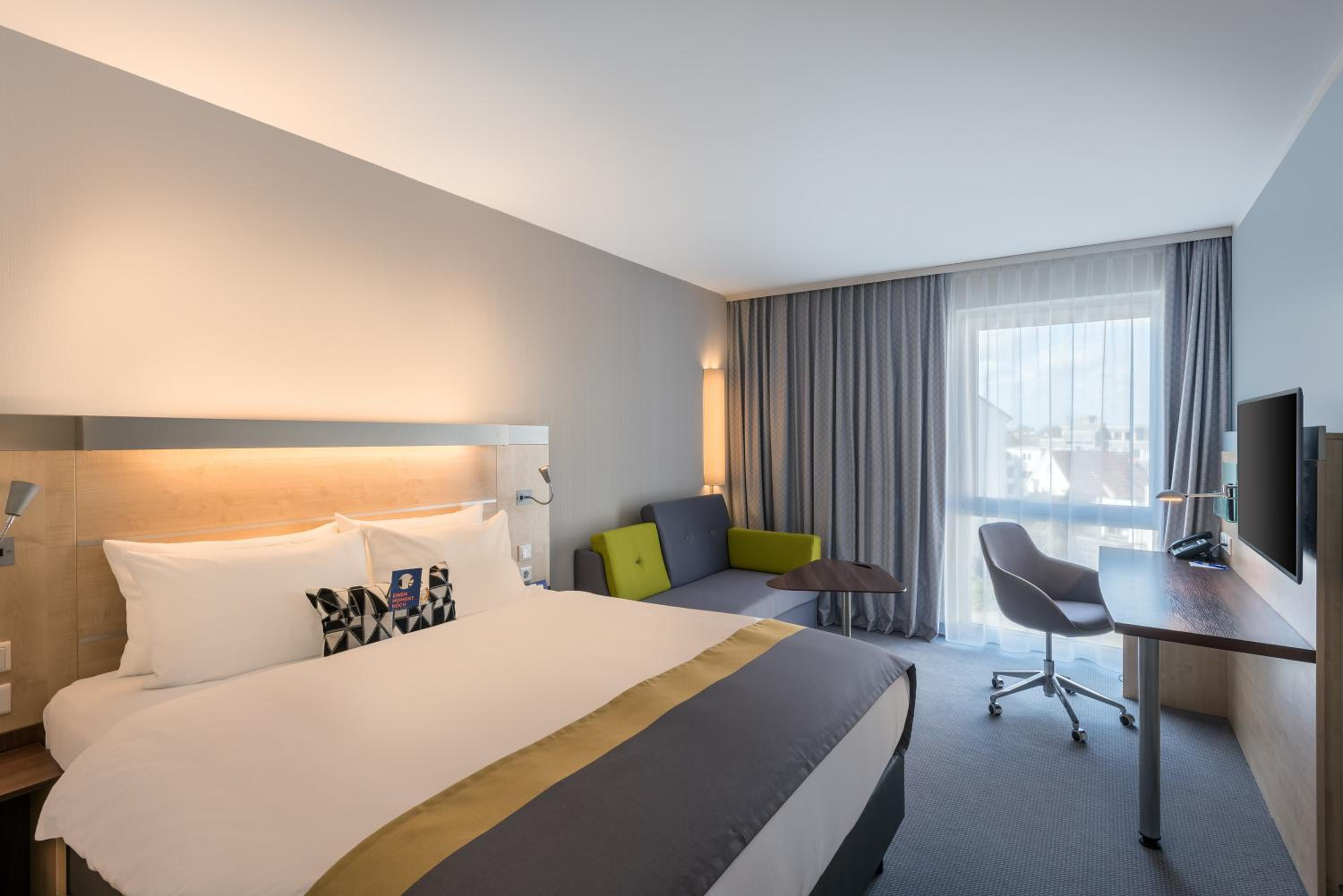 Standard Queen Room with Single Sofa Bed - Photo 1