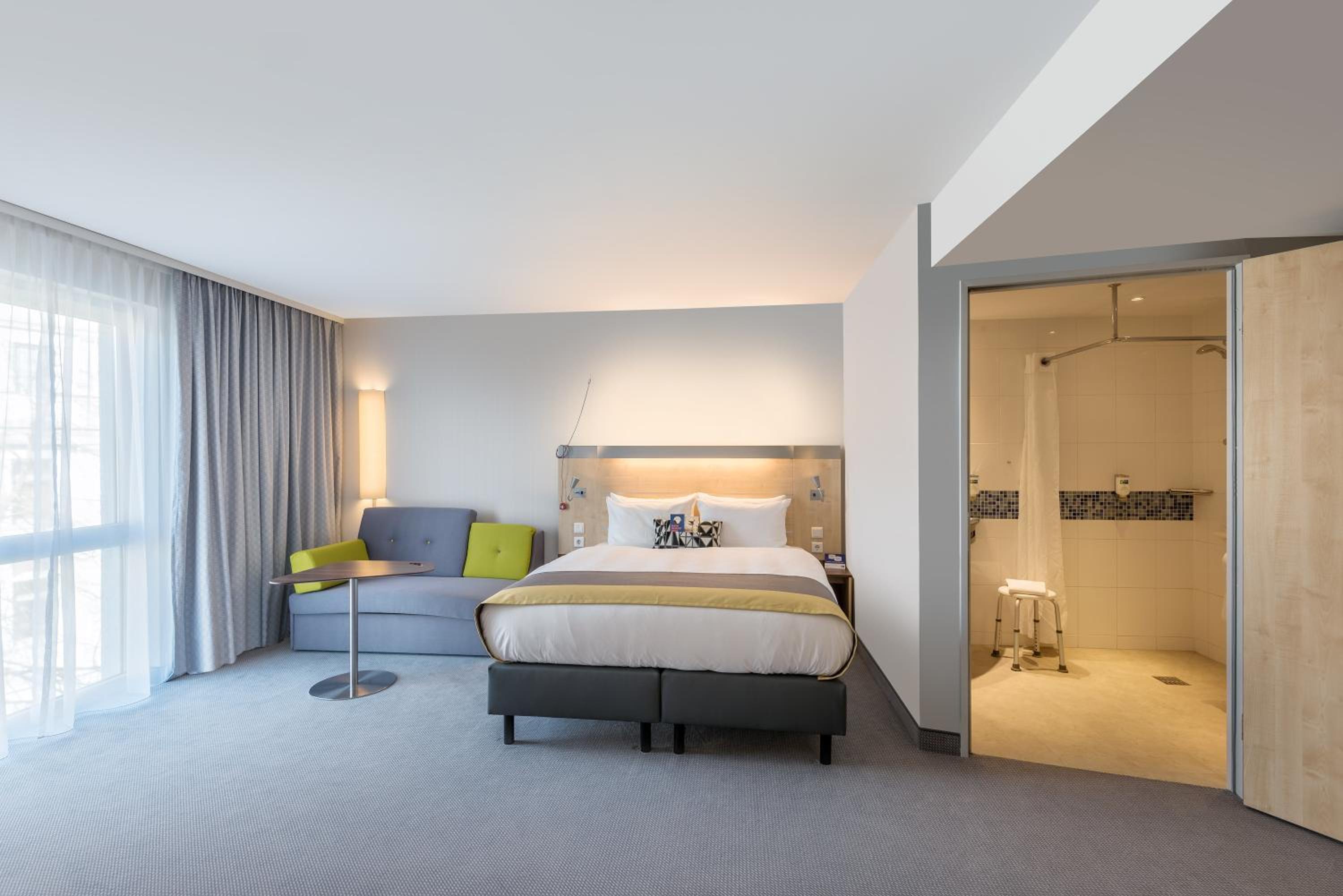 Standard Queen Room with Sofa Bed - Mobility Access - Photo 3
