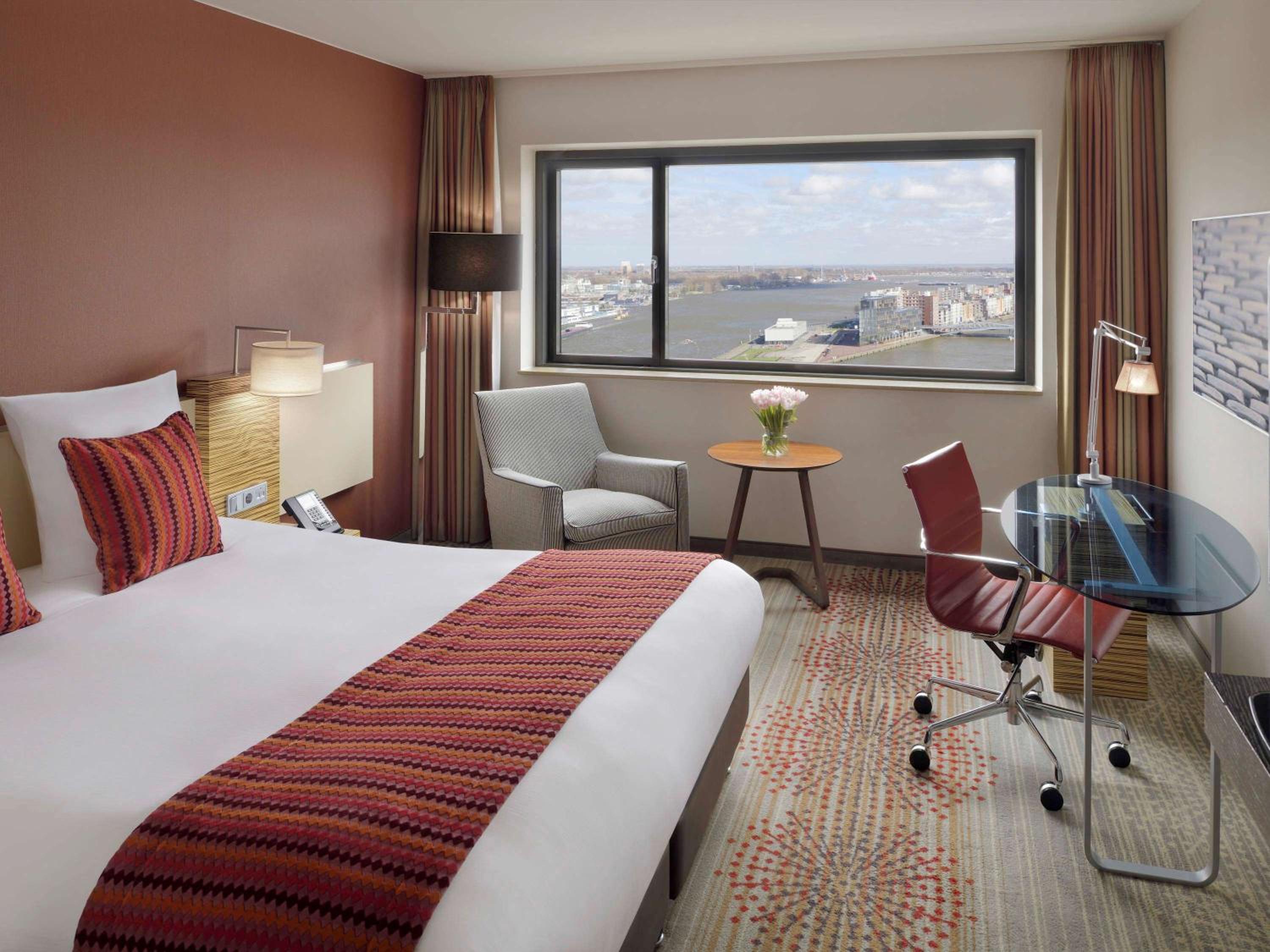 Executive King Room thumbnail 6