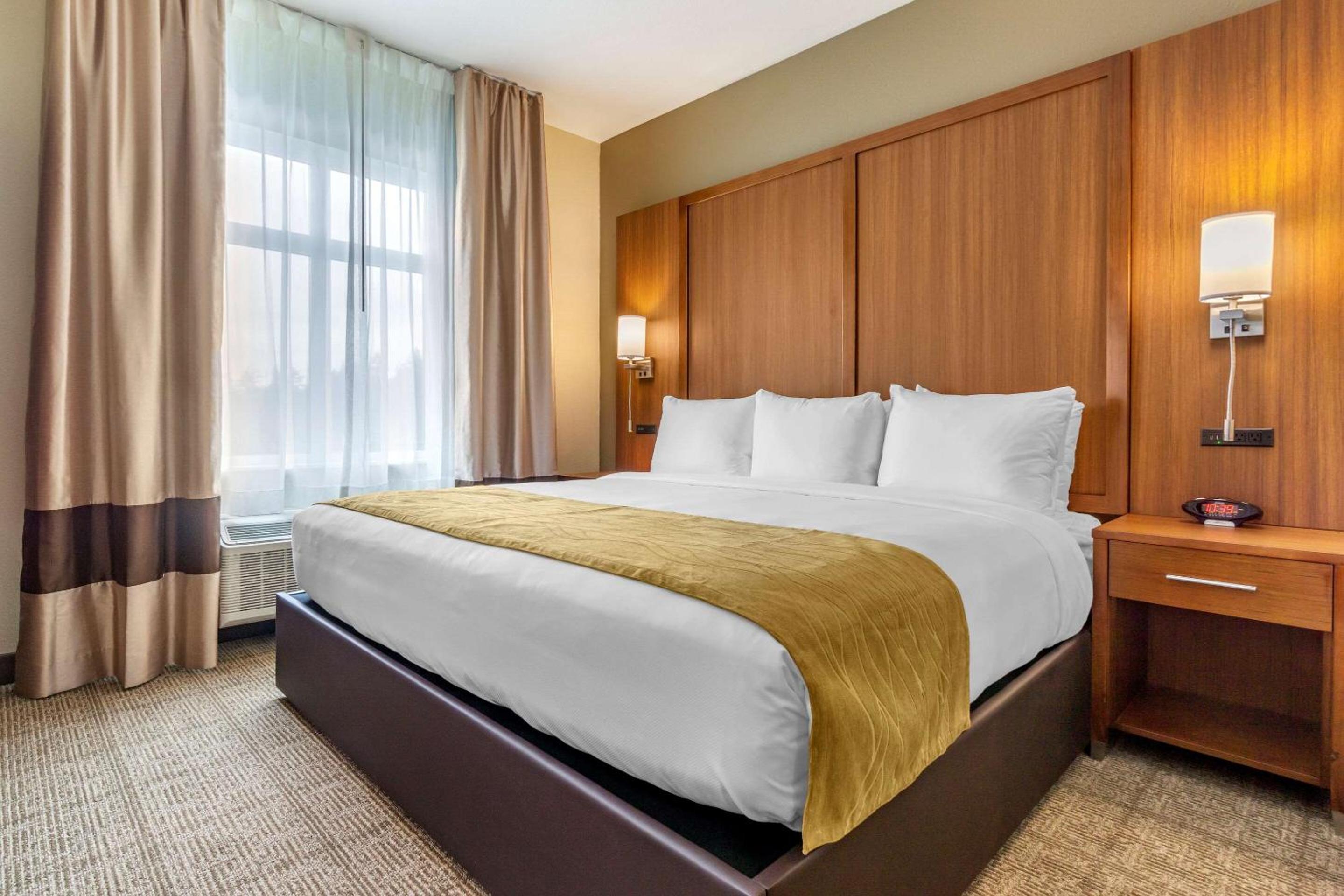 Queen Room with Two Queen Beds - Accessible/Non-Smoking  - Photo 4