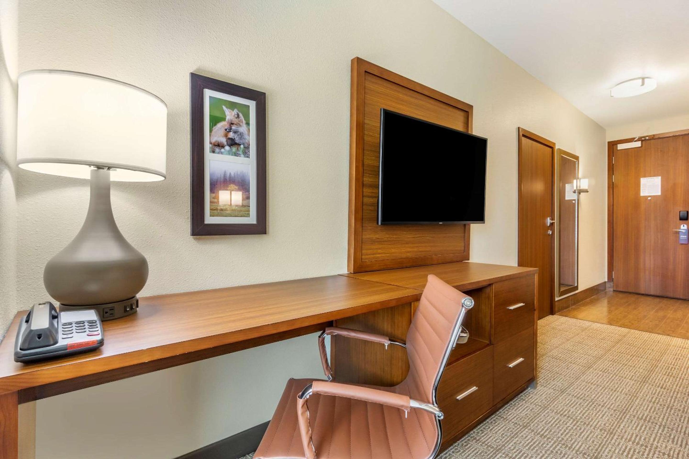Standard Queen Room with Two Queen Beds - Non-Smoking - Photo 4