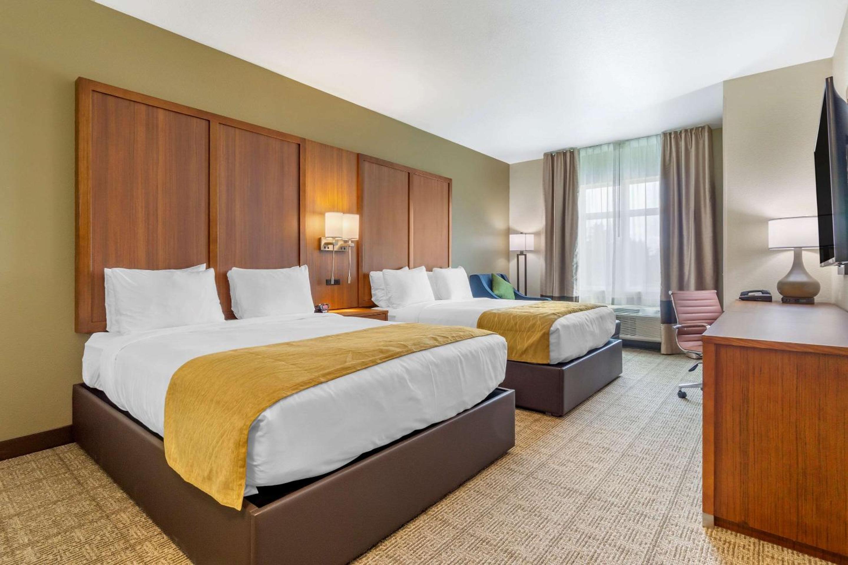 Standard Queen Room with Two Queen Beds - Non-Smoking - Photo 5