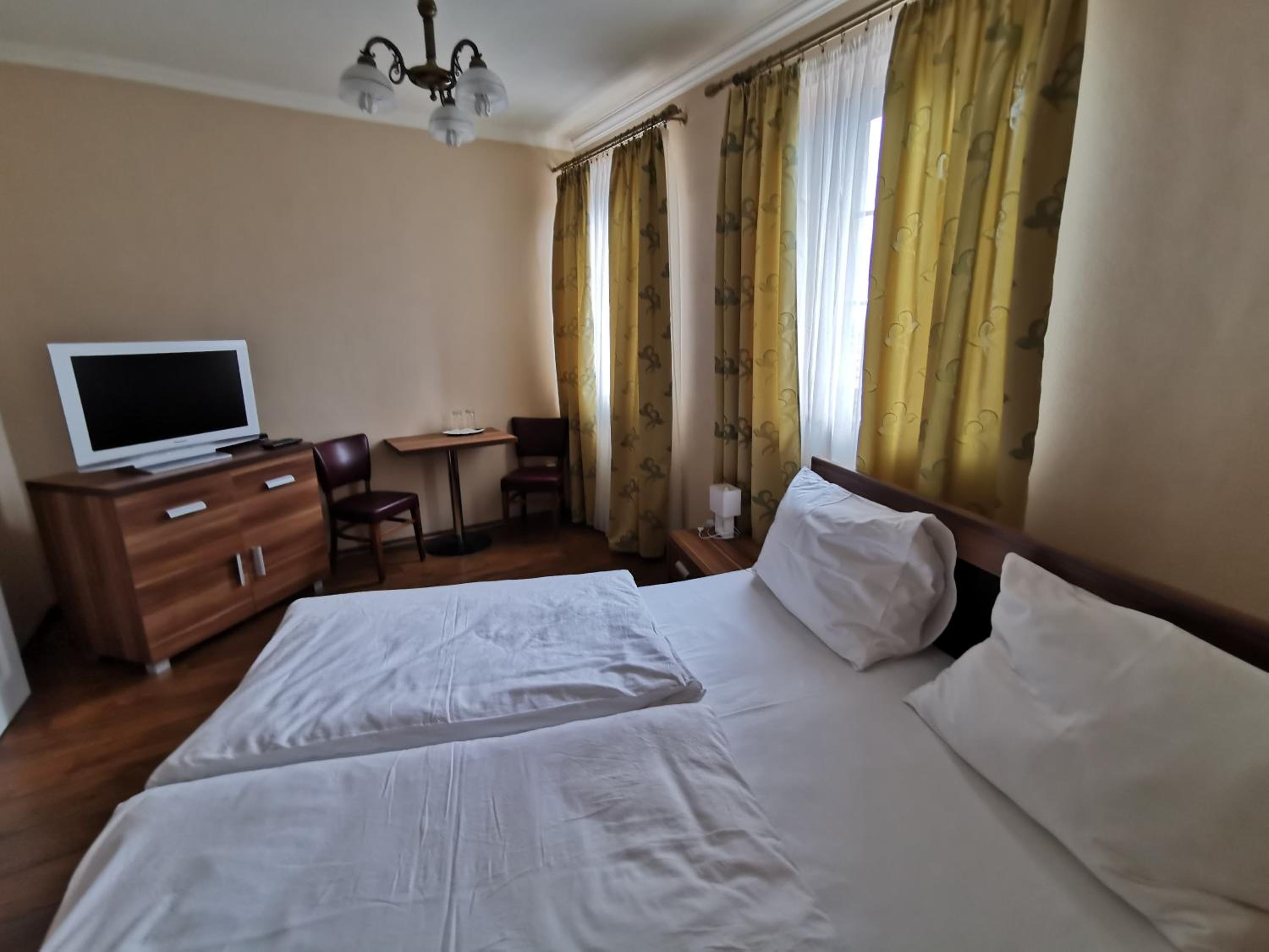 Deluxe Double Room with Shower - Photo 8