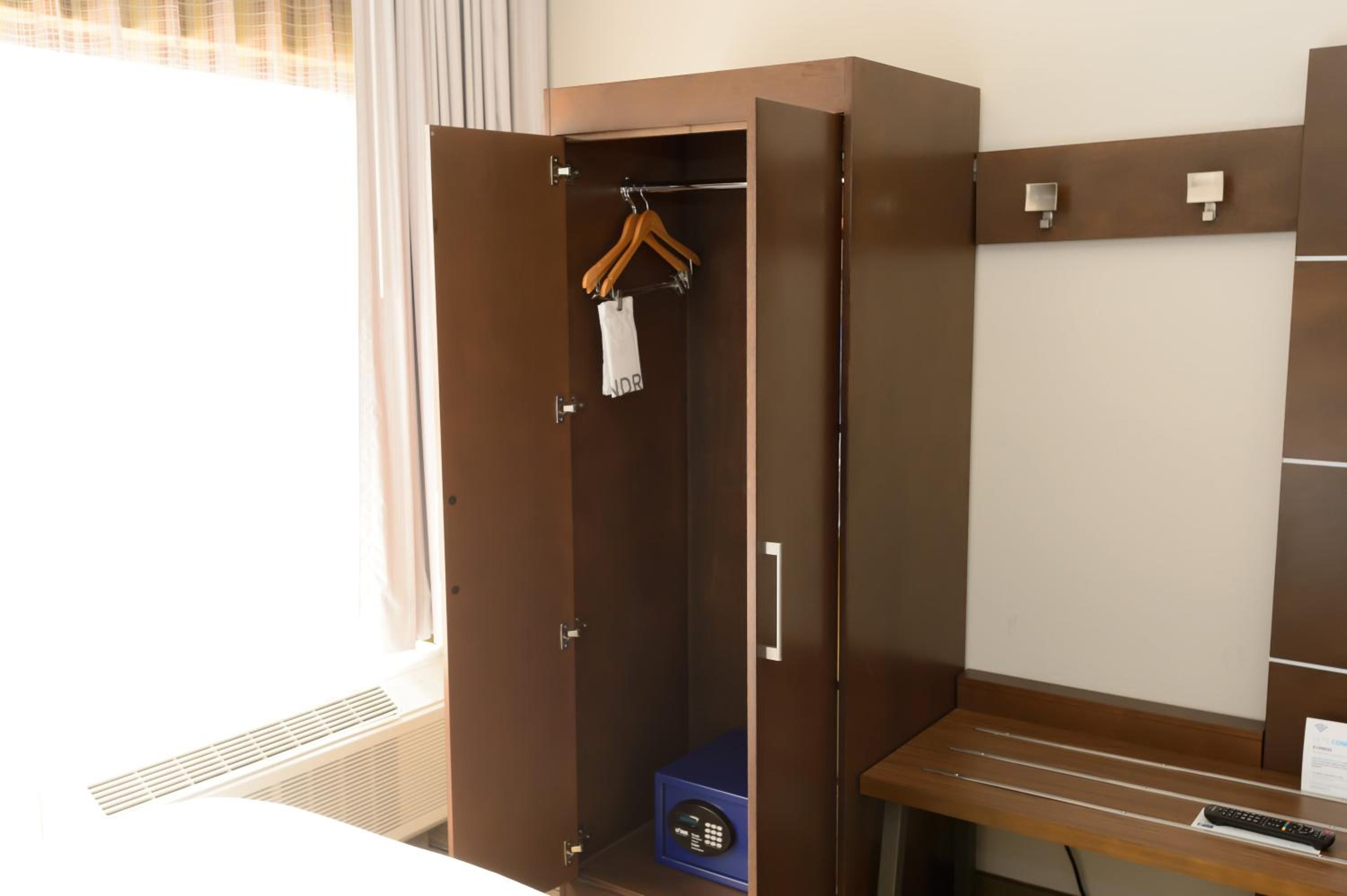 Standard Room with Two Queen Beds - Photo 1