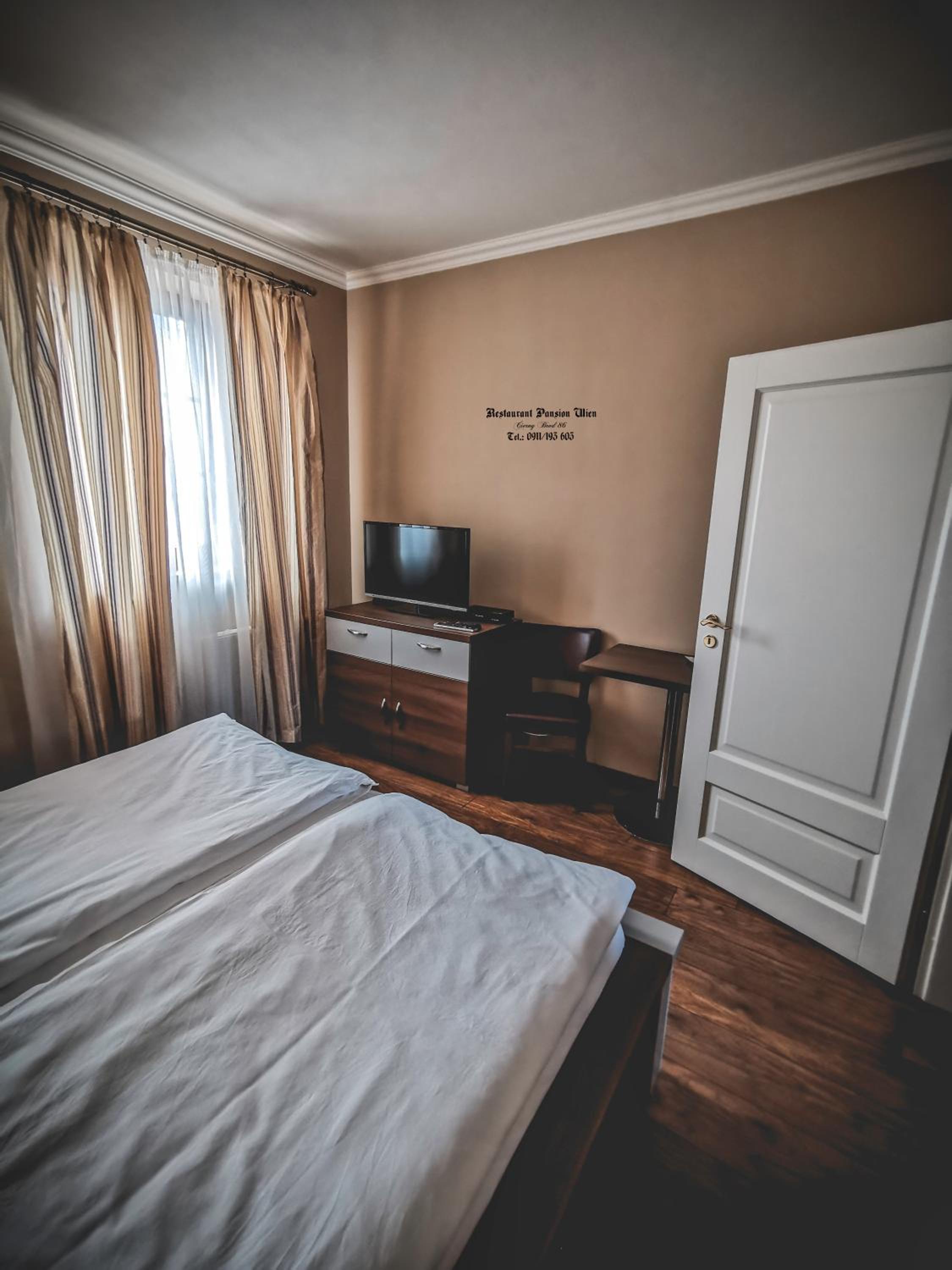 Deluxe Double Room with Shower - Photo 10
