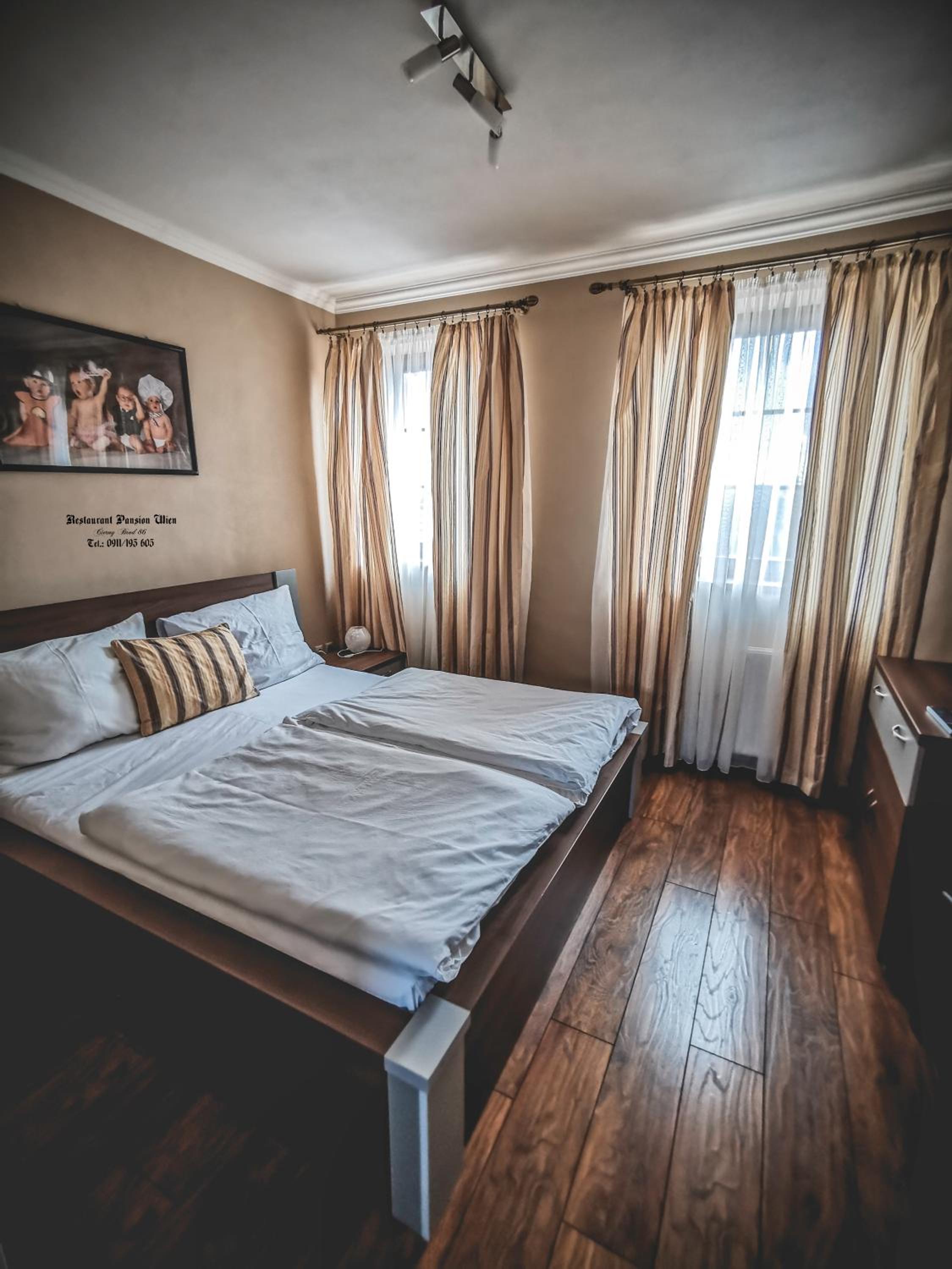 Deluxe Double Room with Shower - Photo 11