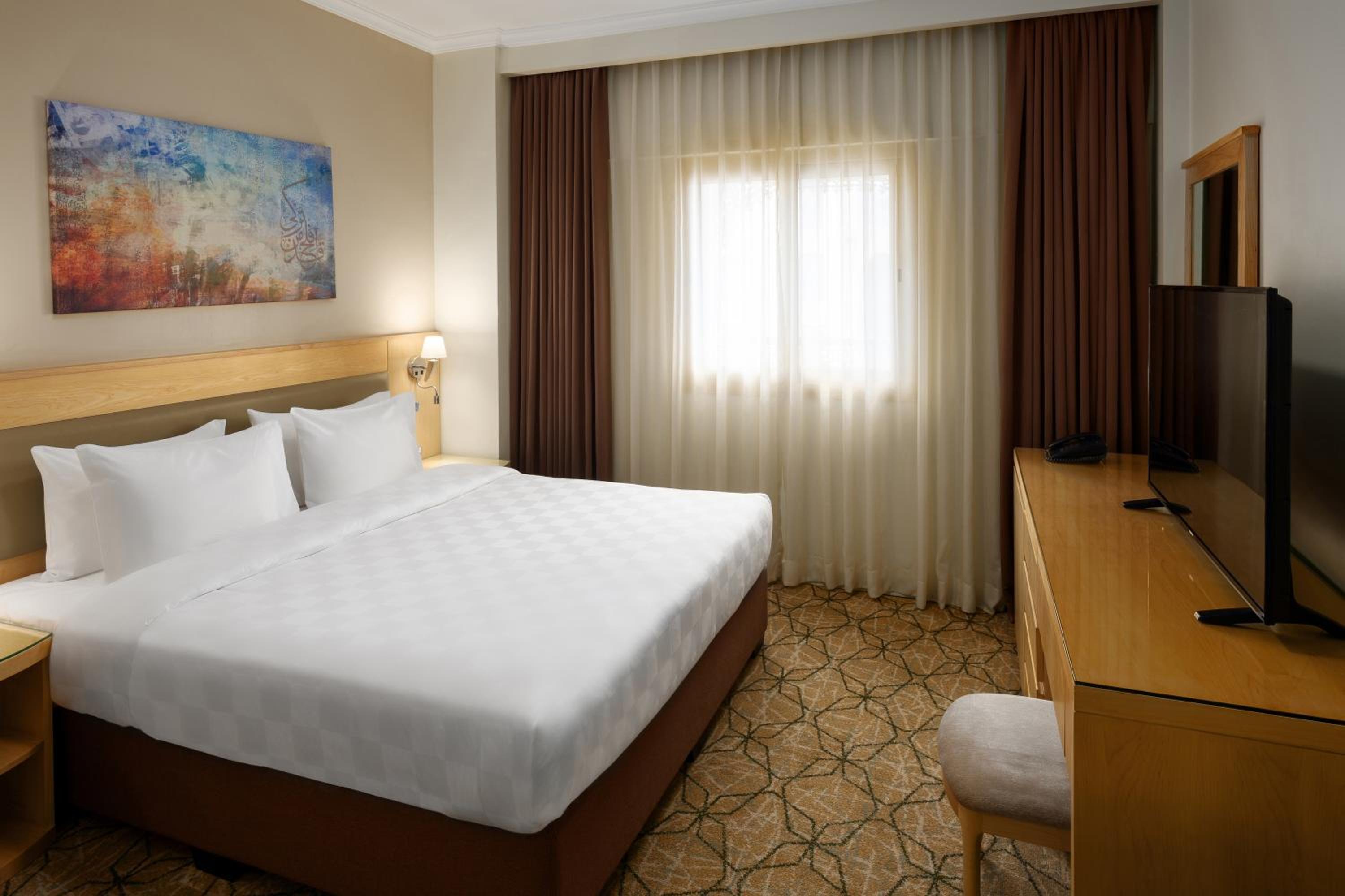 Executive Suite City View - Photo 2