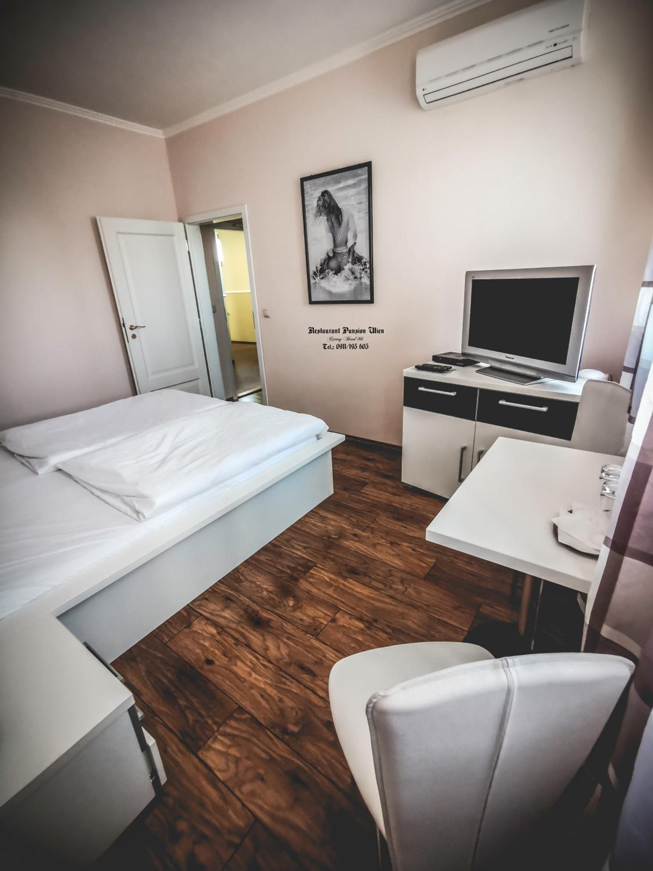 Deluxe Double Room with Shower - Photo 1