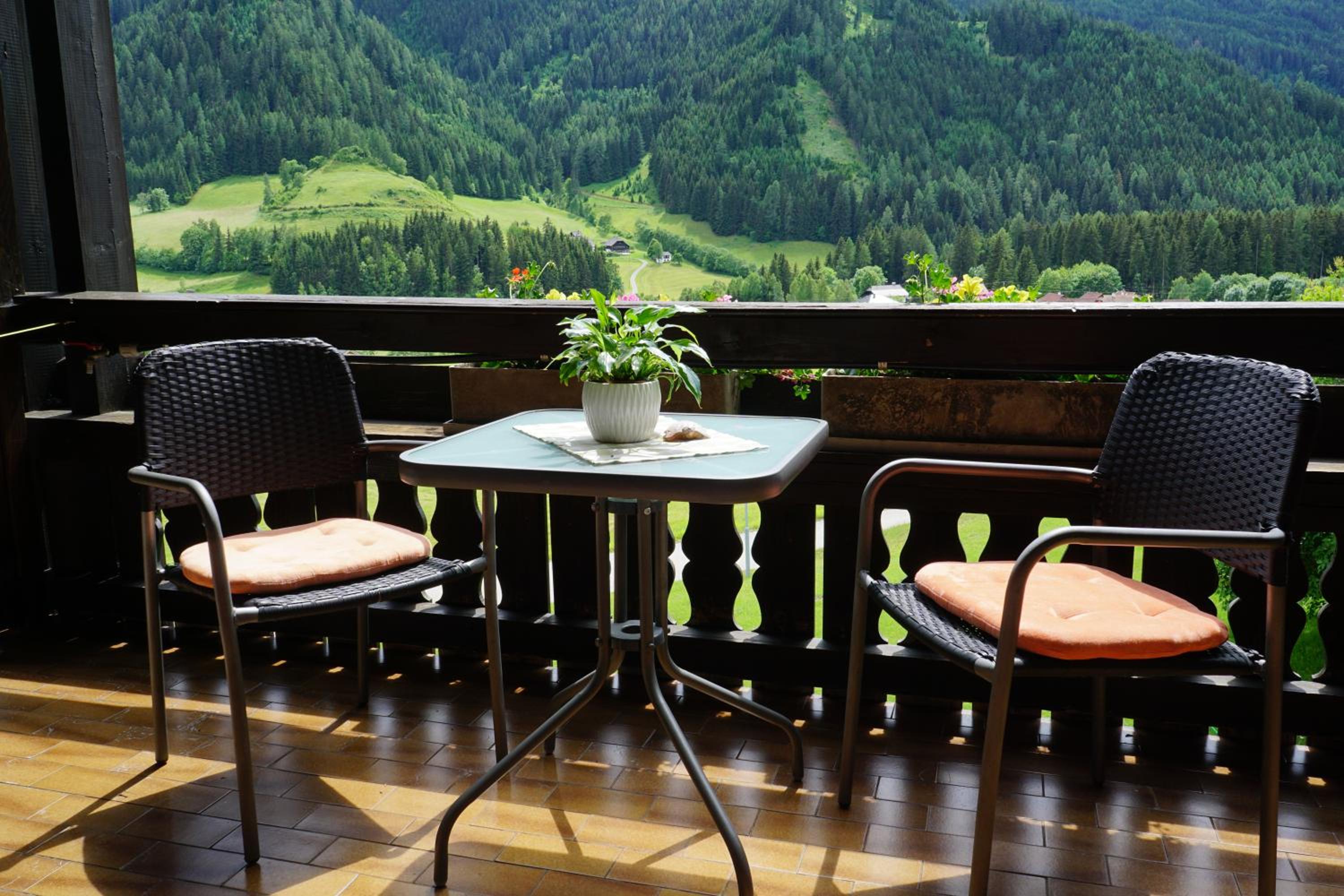 Family Room with Balcony and Mountain View  photo 2