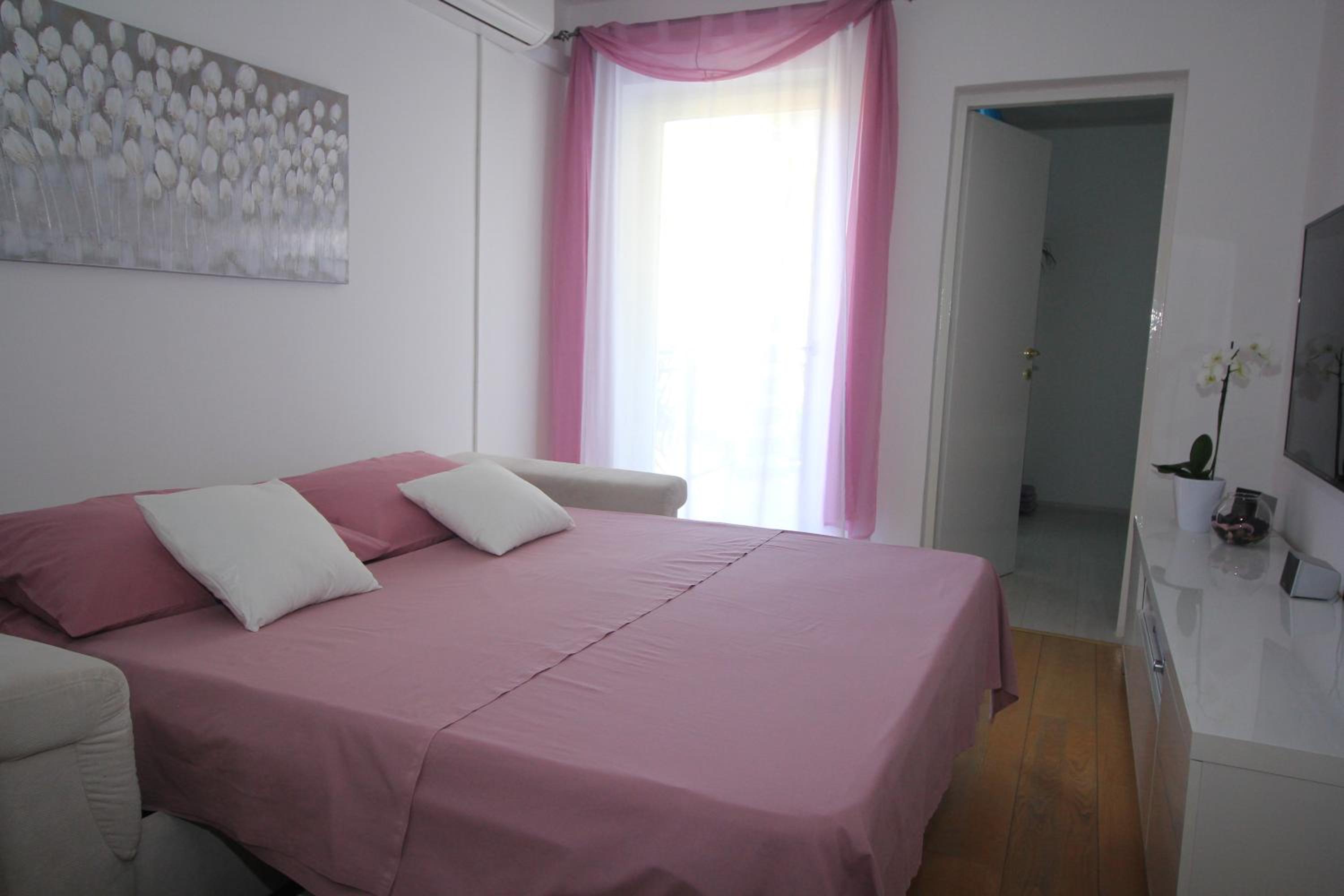 One-Bedroom Apartment - Photo 1