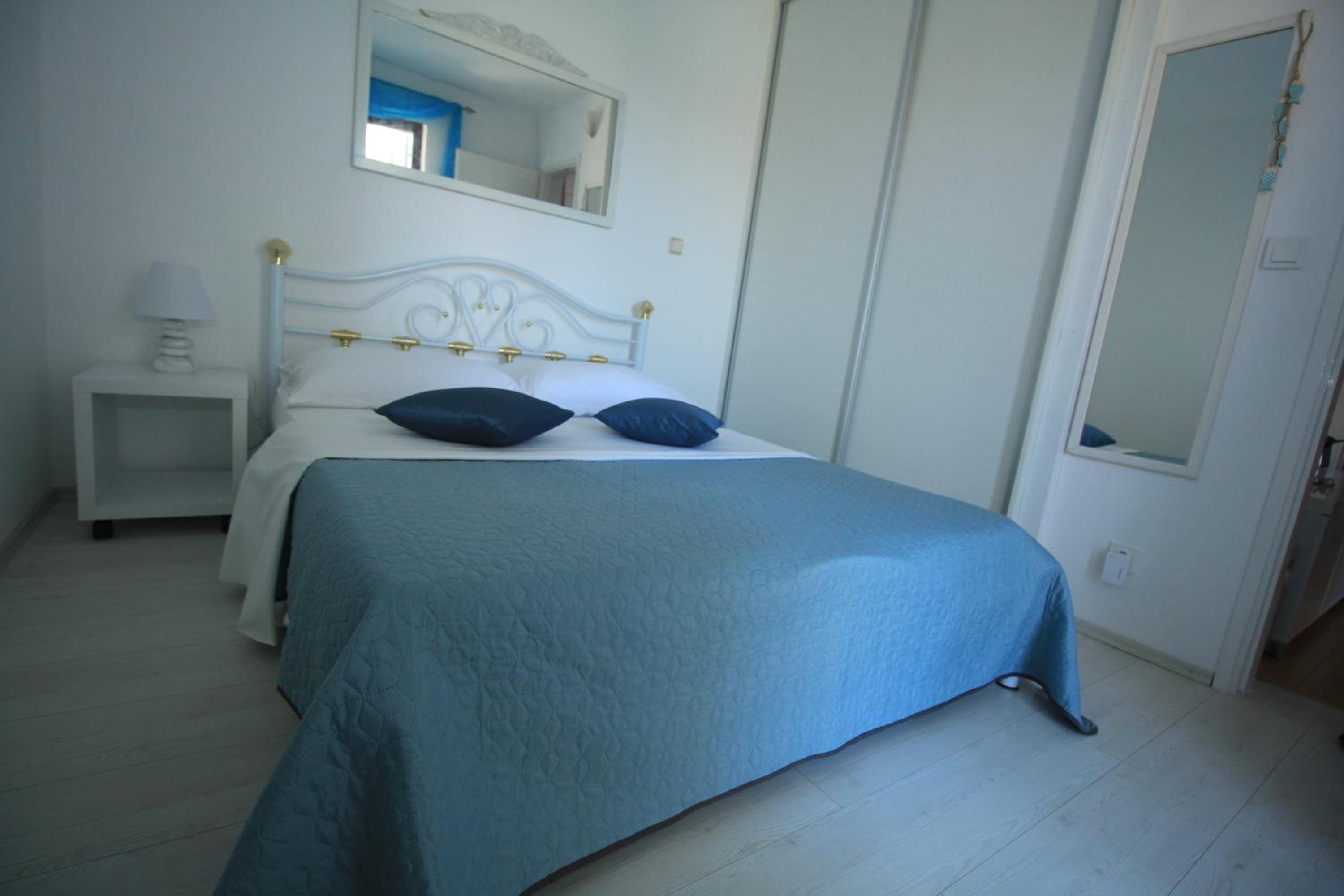 One-Bedroom Apartment - Photo 2