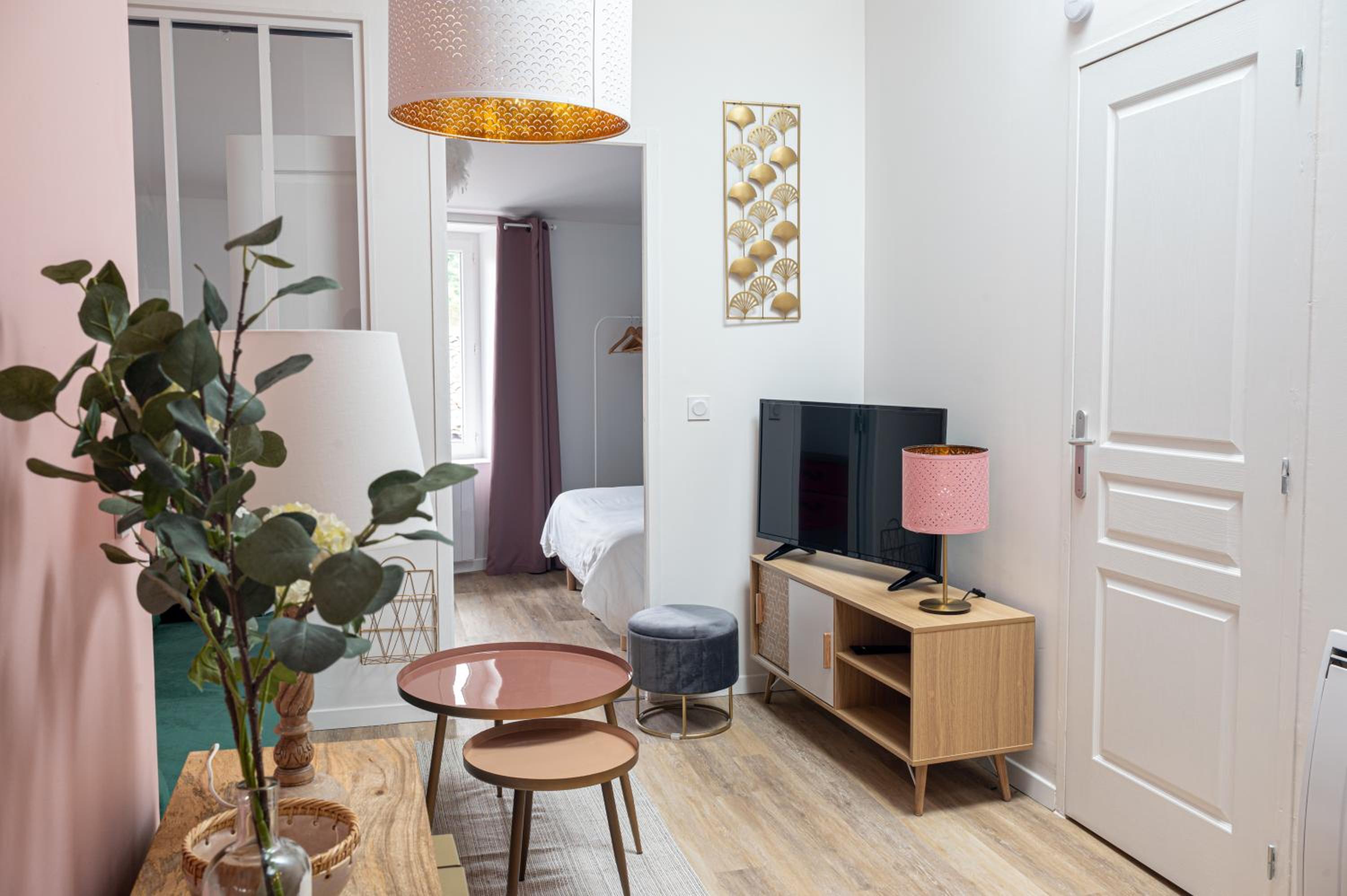 One-Bedroom Apartment - Photo 2