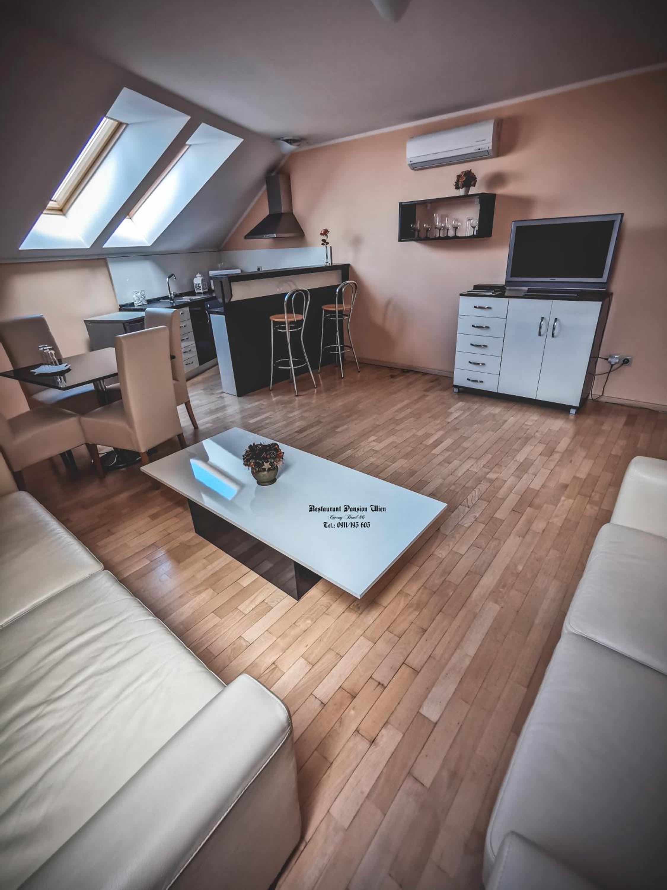 Deluxe King Suite photo 1
