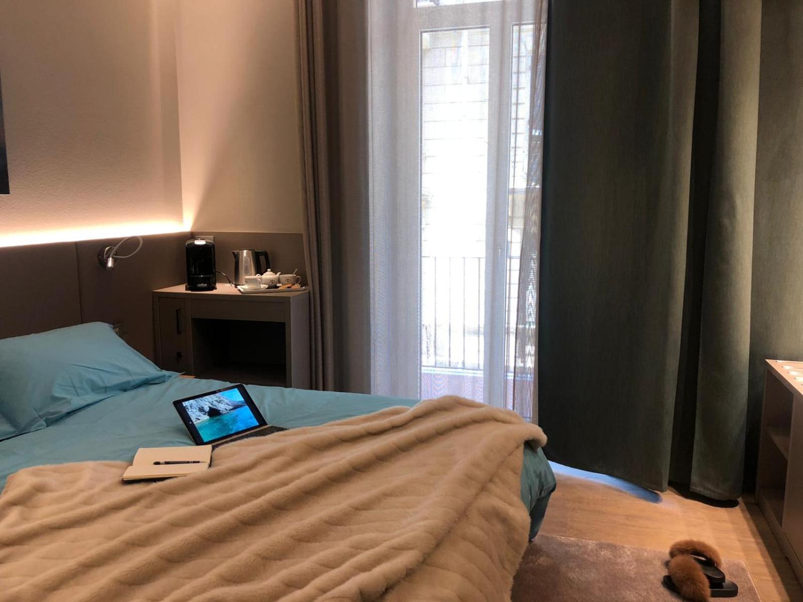 Deluxe Double Room with Balcony - Photo 9