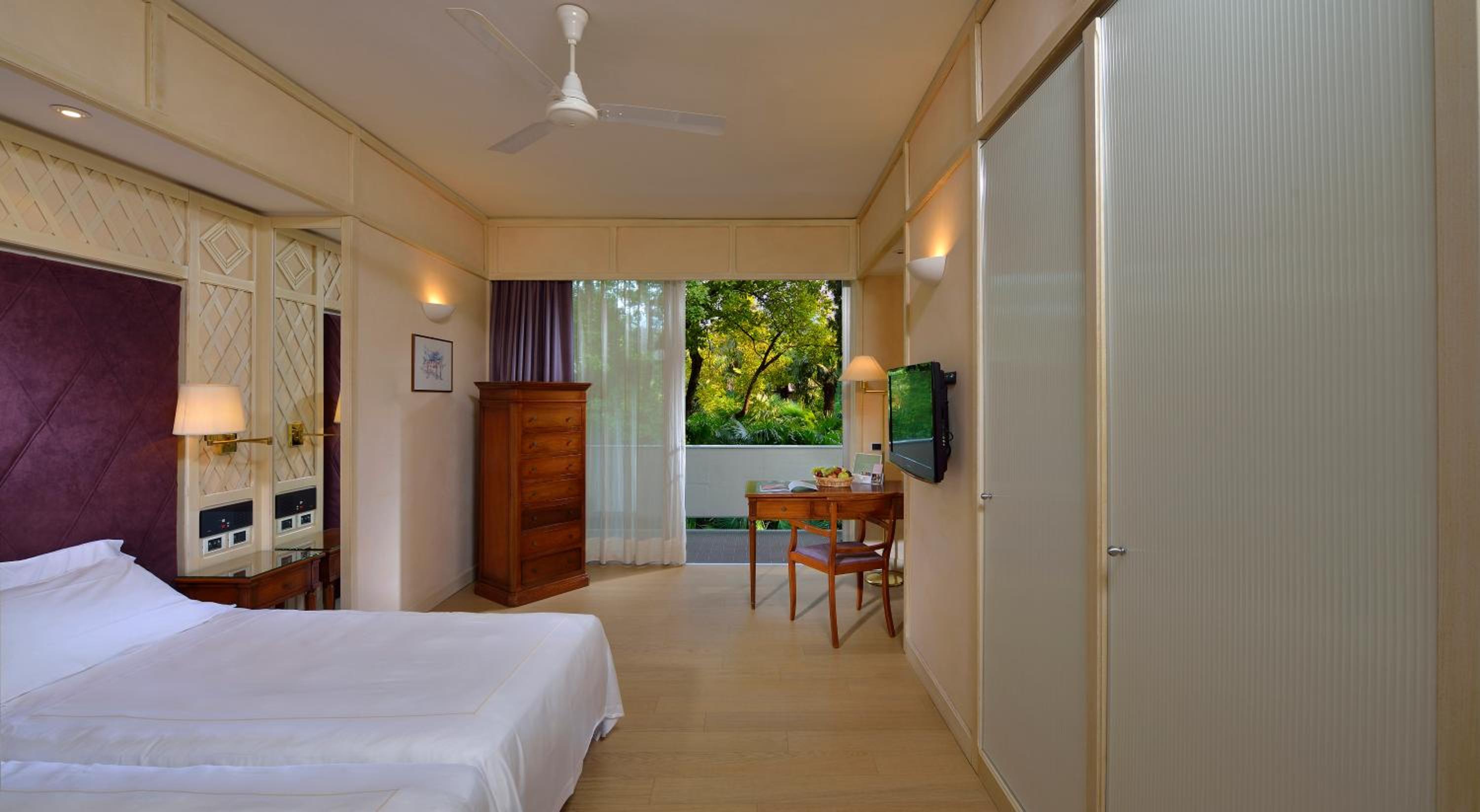 Standard Double or Twin Room with Park View - Photo 4