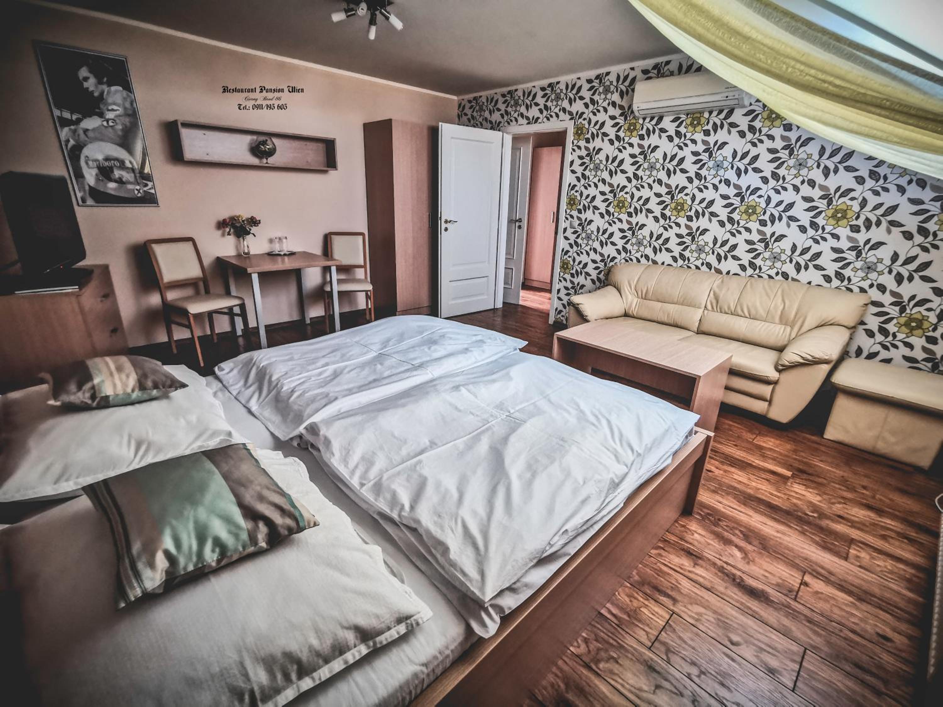Large Double Room - Photo 3