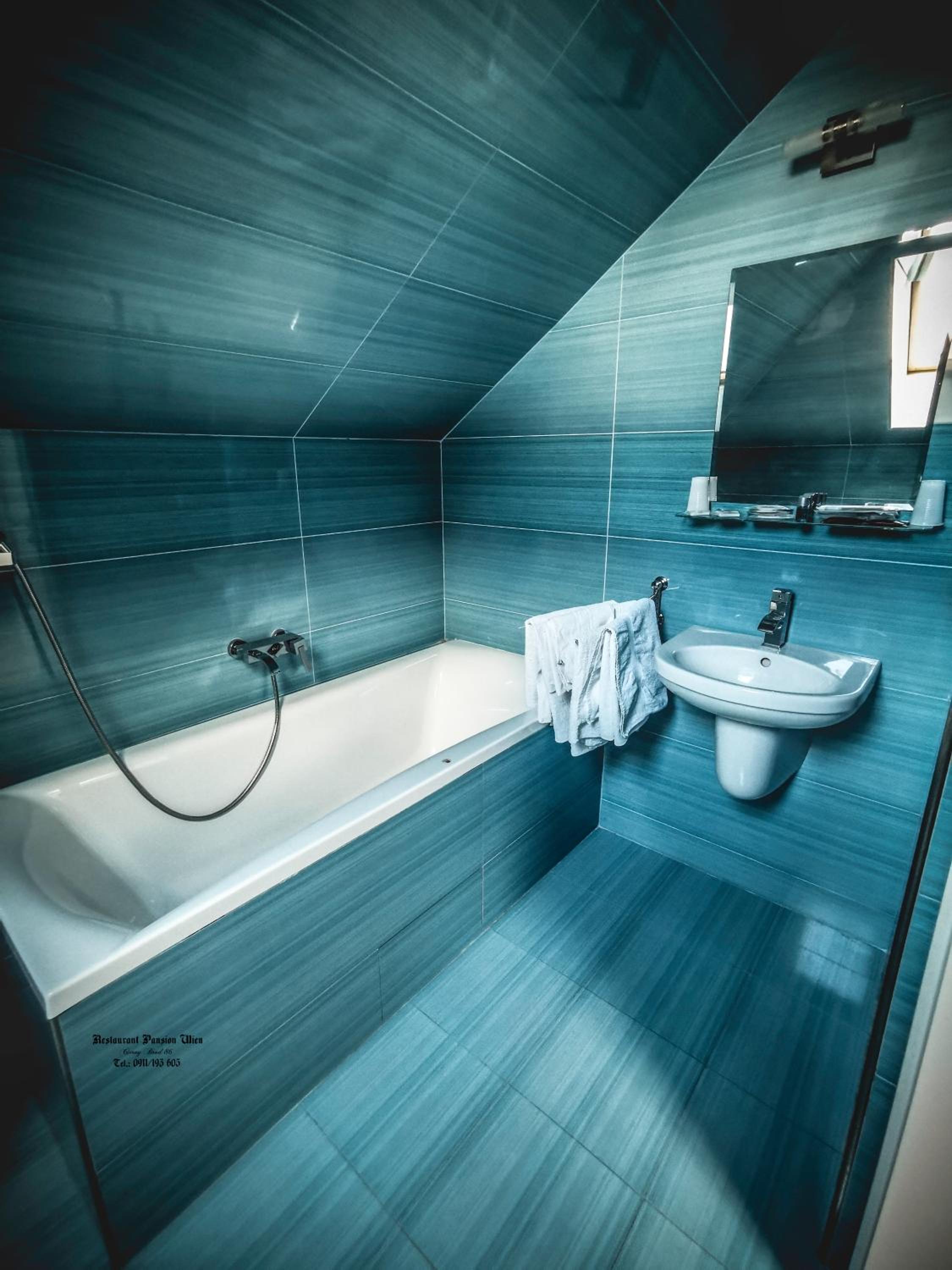 Deluxe King Suite - Photo 13